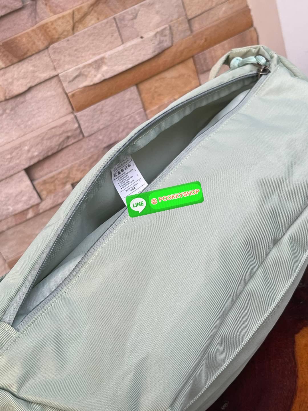 Nike Tech hip pack กระเป๋าคาดเอว Nike Tech รุ่นใหม่ชนช้อป!! ให้คุณหยิบใช้อุปกรณ์กีฬาและพกพาได้อย่างง่ายดาย พร้อมโดดเด่นด้วยกระเป๋าซิป 2 จุดสำหรับเก็บสิ่งของ และสายกระเป๋าแบบปรับได้เพื่อให้แนบกับลำตัว ใช้งานได้คล้องตัว ใส่ของได้จุสมใจเลยคร้า