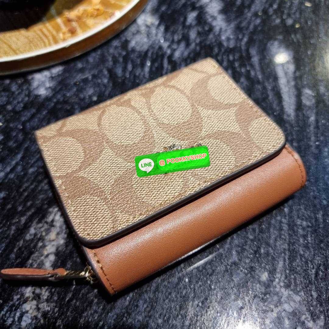 COACH 7331 SMALL TRIFOLD WALLET IN SIGNATURE CANVAS สวยคลาสสิค พกพาง่าย ใบเล็กน่ารักน่าใช้ ต้องยกให้ใบนี้จ้า ตอบโจทย์คนชอบพกน้อยที่สุด!! กระเป๋าสตางค์ใบสั้นหนังแคนวาสเคลือบคุณภาพดี ภายในเป็นหนังแท้ ใส่บัตร ใส่ธนบัตรได้ทุกชนิด มีช่องซิปแยก ใบเดียวใบนี้คือเ
