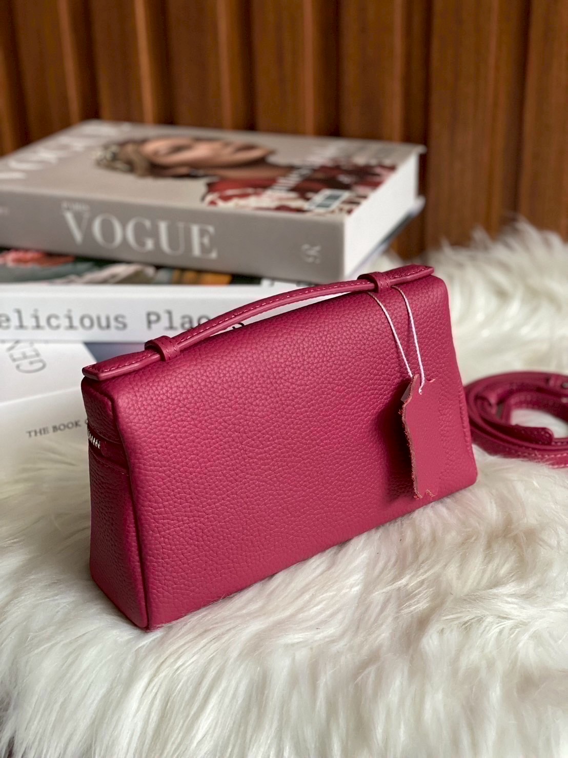 LP กระเเสเรียบหรูดูเเพงเเบบไม่ตะโกน ต้องยกให้รุ่นนี้เลยค่า งานตัดเย็บสวยมากกก เป็นหนังวัวเเท้ สัมผัสดีมากก จุของให้ครบ มือถือใส่ได้ทุกรุ่น มาพร้อมสายสะพายยาว