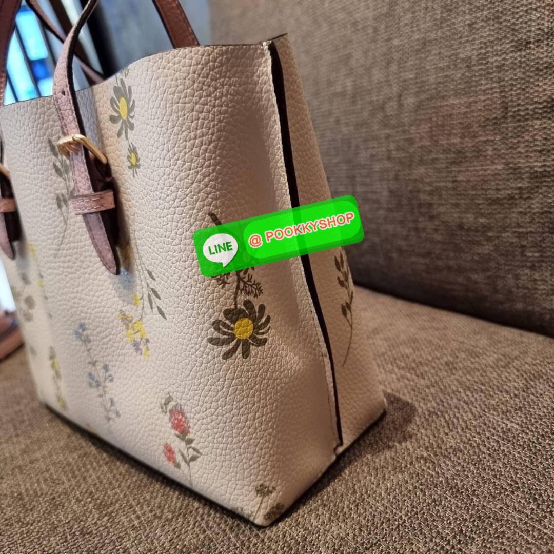 COACH C4084 MOLLIE TOTE 25 WITH SPACED WILDFLOWER PRINT ดีไซน์ใหม่ล่าสุด กระเป๋าโท้ทไซส์เล็กที่สาวๆต่างก็ต้องปักใจรัก รอบนี้น้องถูกเติมแต่งลวดลายดอกไม้ เพิ่มดีเทลความน่าใช้ไปอีก วัสดุหนัง pepble เรียบหรูดูดีม้าก!! ภายในโล่งกว้าง มีช่องซิปกลางใส่ของได้ ขนา