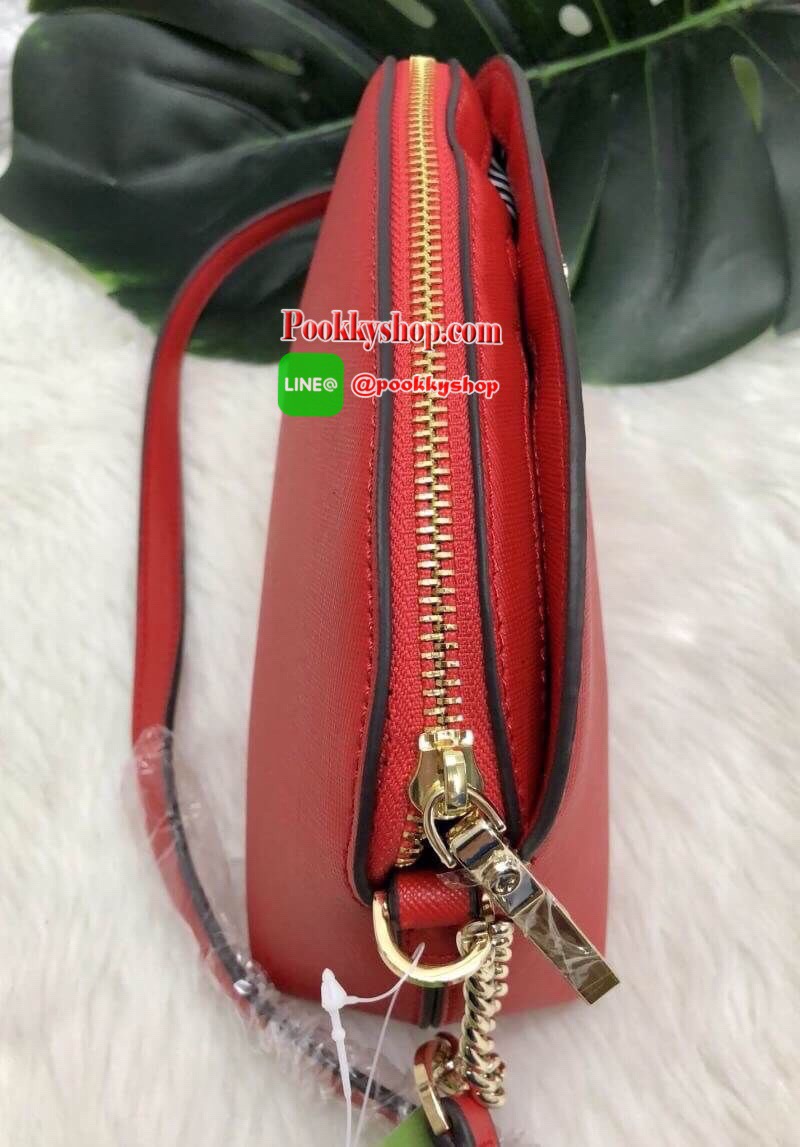 Kate Spade new york Cameron Street Crossbody With Zip Bag พร้อมส่งค่ะ!!! มีพร้อมส่งถึง 9 สีจ้า กระเป๋าสะพายข้างหรือแบบครอสบอดี้ร์ ลายหนังซาฟเฟียโน่ ทรงน่ารัก ใบจริงน่าใช้มากๆค่ะ ด้านหน้าติดโลโก้แบรนด์ มีช่องแม่เหล้กให้ใส่ของหนึ่งช่อง เปิดปิดช่องหลักแบบซิป