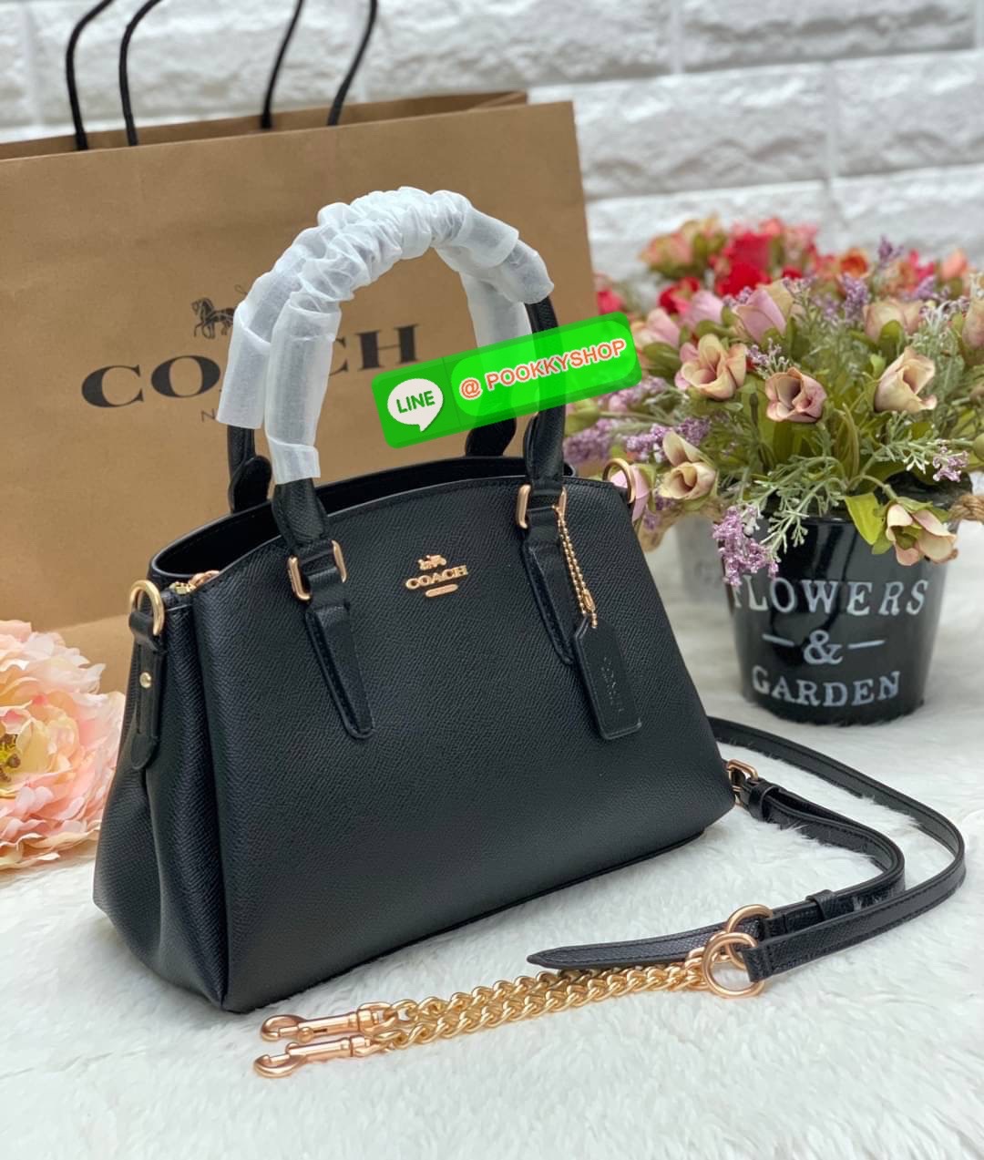 Back in stock! Best seller🔥 🌈ใครรออยู่ห้ามพลาดน๊าา หมดรอบนี้อีกนานกว่าจะเข้าอีกจ้า COACH MINI SAGE CARRYAL ((28977)) พร้อมส่งค่ะ! กระเป๋าถือ//สะพายข้าง หนังแท้ Smooth leather อย่างดี แบ่งช่องกระเป๋าเป็น3ช่อง แต่ละช่องกว้างใส่ของจุ ตรงกลางเ