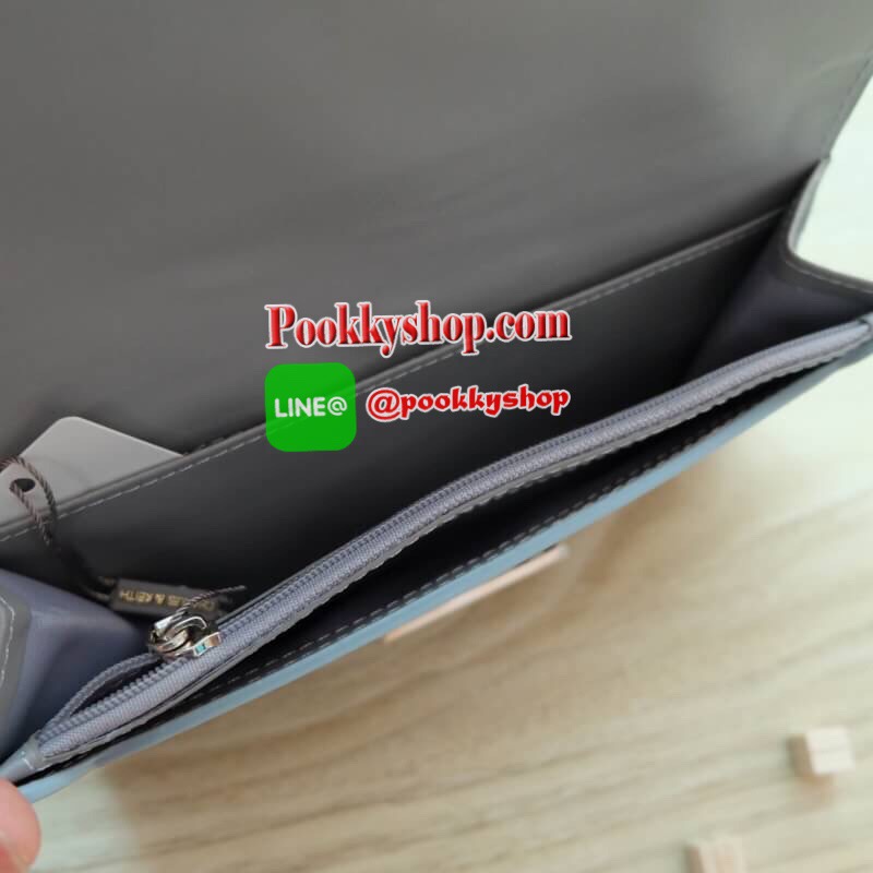 Charles & Keith Push-Lock Long Wallet พร้อมส่งทั้ง 8 สี!! กระเป๋าสตางค์ใบยาว สามารถใช้งานได้ทั้งด้านหน้าและด้านหลัง ด้านหน้าเปิด - ปิดด้วยตัวกดล็อคทั้ง 2 ฝั่งพร้อมกัน ภายในมีช่องซิปและช่องใส่ธนบัตร ด้านหลังเปิด - ปิดด้วยกระดุม ภายในมีช่องใส่บัตรหลายช่องแล