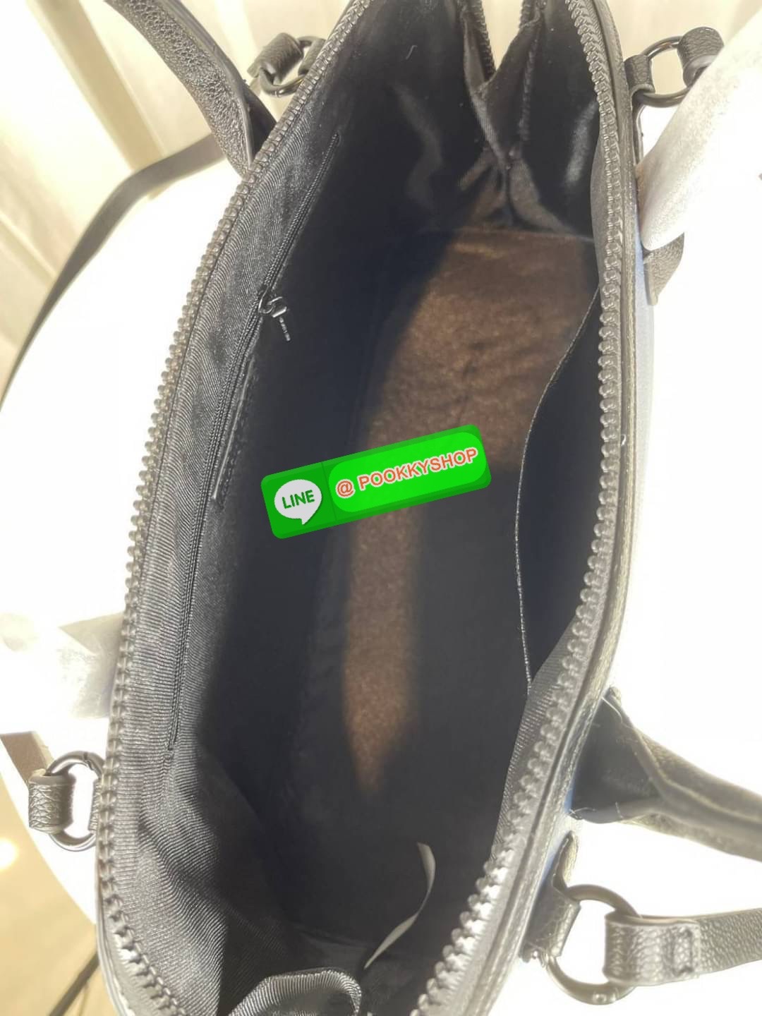 Charles&Keith แท้ Outlet กระเป๋าทรงโดม หรูหราดูไฮ มาพร้อมกับสายสะพาย สำหรับสะพายไหล่ เปิดปิดด้วยซิปคู่ ฐานตั้งอยู่ทรงใบใหญ่ จุของได้เยอะ