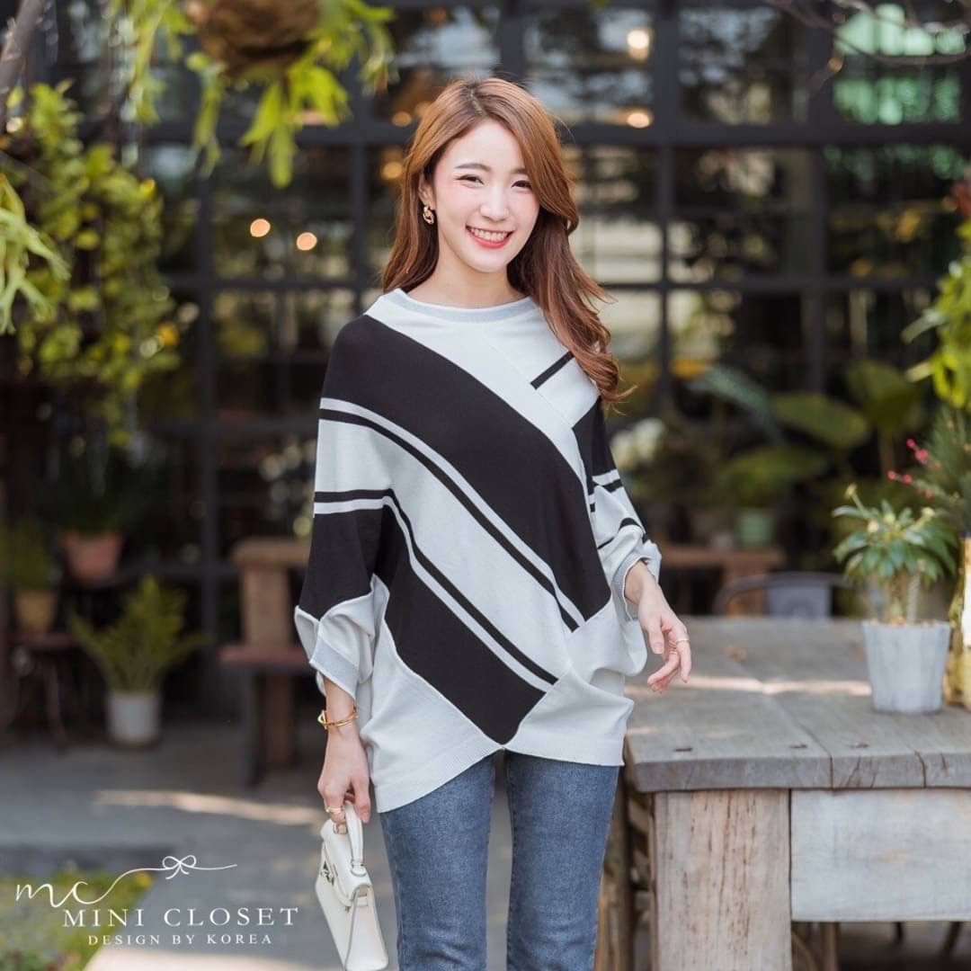 🍃Glister Knitted Tops🍃 ใส่ได้ตลอดมากแม่ กับเสื้อไหมพรมเนื้อผ้าทอสลับสี ความยาวดี ปิดก้นพลางให้ดูผอม แขนสามส่วน ผ้าเค้ามีประกายวิ้งวับ สบายผิวไม่คัน ดีไซน์เก๋ค่าา ดีแบบนี้ไม่พลาดนะจ๊ะ