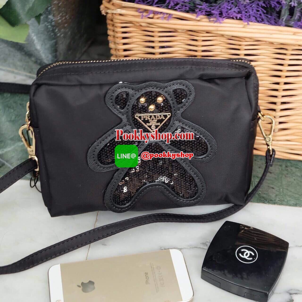 งานพรีเมี่ยมกิ้ฟ จากเคาเตอร์ต่างประเทศคะ รุ่น Limited edition ค่า ได้ กระเป๋าอเนกประสงค์ จากแบรนด์ PRADA มาค่า เป็น กระเป๋าผ้าไนล่อน ตามแบบฉบับของแบรนด์เลย ใบนี้มีสายยาวให้คะ เลิศมาก สะพายเป็น shoulder bag ได้เลย ขนาดกำลังดีคะ ใส่มือถือได้ทุกรุ่น ใช้แล้วส
