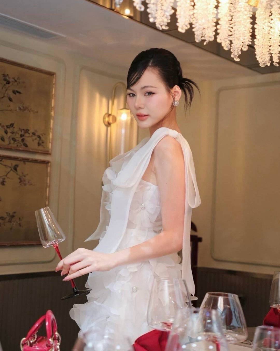 เดรสแฟชั่น มินิเดรสสีขาว ปักดอกไม้ 3D สวยหรู ละมุนมากค่ะ