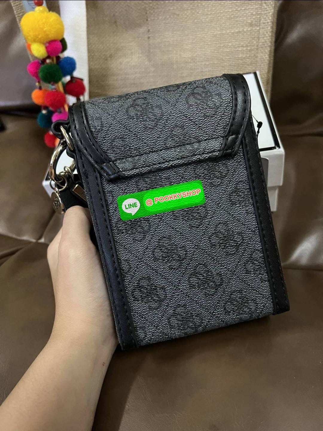 GUESS ฮอตและปังกว่านี้ไม่มีแล้ว!! กระเป๋าเอนกประสงค์ สำหรับใส่โทรศัพท์ ใส่เงิน ขนาดพกพาดีงาม!! บอกเลยว่าสวยทุกสี มาครบเซ็ทพร้อมส่งต่อเป็นของขวัญได้เลยค่า