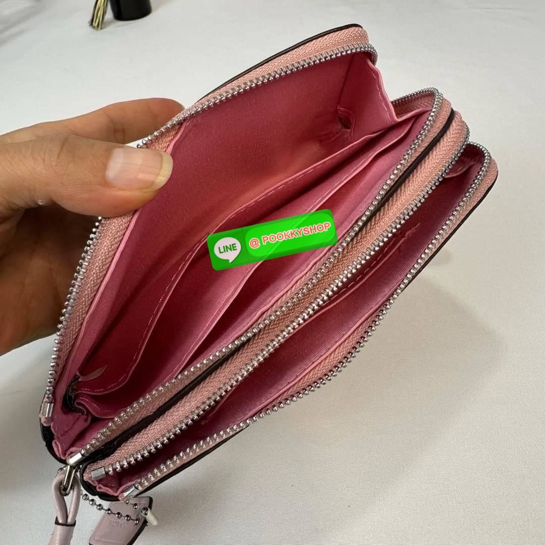 กระเป๋าคล้องมือ COACH 87591 DOUBLE CORNER ZIP WRISTLET IN SIGNATURE CANVAS (COACH 87591 ） กระเป๋าคล้องมือ2เซิปใหญ่ ลายCหนังและ ด้านในเป็นผ้า แบ่งเป็นช่องเล็กๆใส่เหรียญใส่แบงค์ใส่บัตร แล้วแต่จะใส่มีหลายช่อง ใส่โทรศัพท์ได้ทุกรุ่นพร้อมสายคล้องมือ