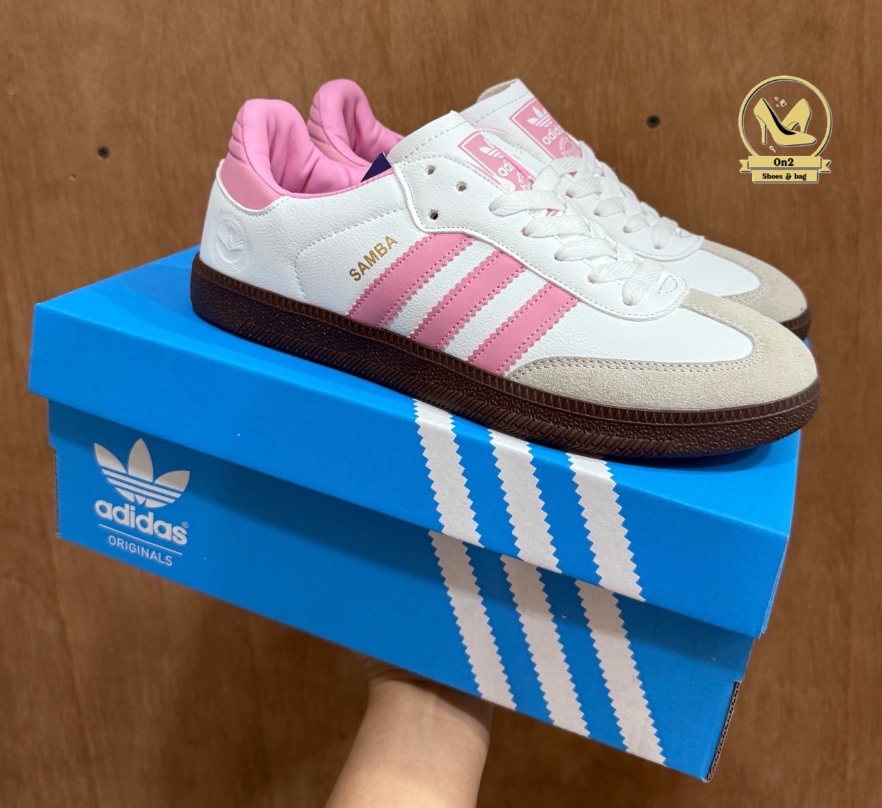 Adidas Samba รองเท้ารุ่นตำนาน จากใส่เตะบอล แต่กลับกลายมาเป็นไอเทมแฟชั่นระดับโลกSamba มาในทรงวินเทจสุดคลาสสิก พื้นยางทรงหมากฝรั่งกับแถบ 3 เส้นเอกลักษณ์ของแบรนด์ ให้ลุคเท่แบบสตรีทสไตล์ ใส่สบาย ใส่ได้ทุกวัน ไม่ว่าจะจับคู่กับกางเกงยีนส์ เสื้อยืด หรือชุดเดรสก็