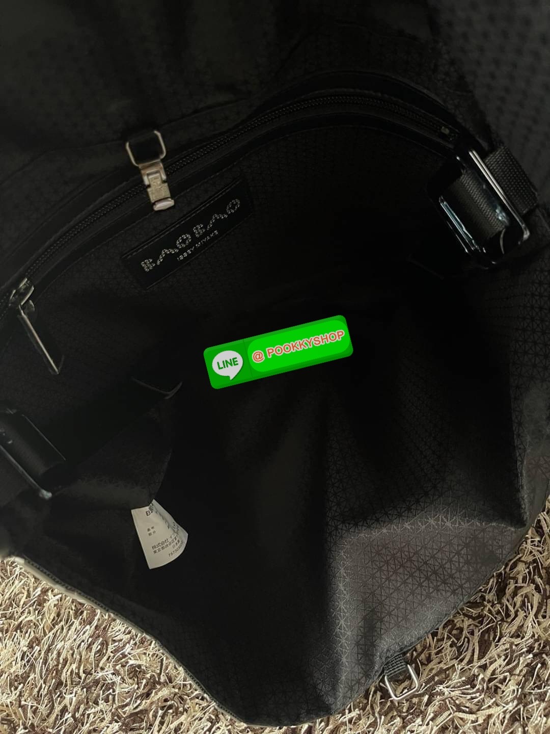 💕Baobao Issey Miyake Prism Sac ชาวมินิมอลทั้งชายและหญิงต้องถูกใจรุ่นนี้ เพราะ Prism Sac เป็นกระเป๋าแบบ unisex ที่มาพร้อมกับความเรียบง่ายของวัสดุเนื้อแมตต์ แต่ให้ลุคสไตล์เท่แบบคูลๆ โดดเด่นด้วยดีไซน์ที่ออกแบบมาให้ใช้งานที่ง่าย ตอบโจทย์ทุกสถานการณ์ฝา