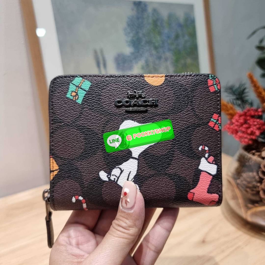 COACH CE708 COACH × PEANUTS SMALL ZIP AROUND WALLET IN SIGNATURE CANVAS WITH SNOOPY PRESENTS PRINT น้องใหม่เกินเบอร์กว่าเดิม กับกระเป๋าสตางค์ใบสั้น คอลใหม่จากเหล่าการ์ตูนสุดรัก ขนาดพกพาสะดวก ฟังก์ชั่นการใช้งานหลากหลาย ไม่ว่าจะช่องใส่บัตร ช่องใส่ธนบัตรที่ส