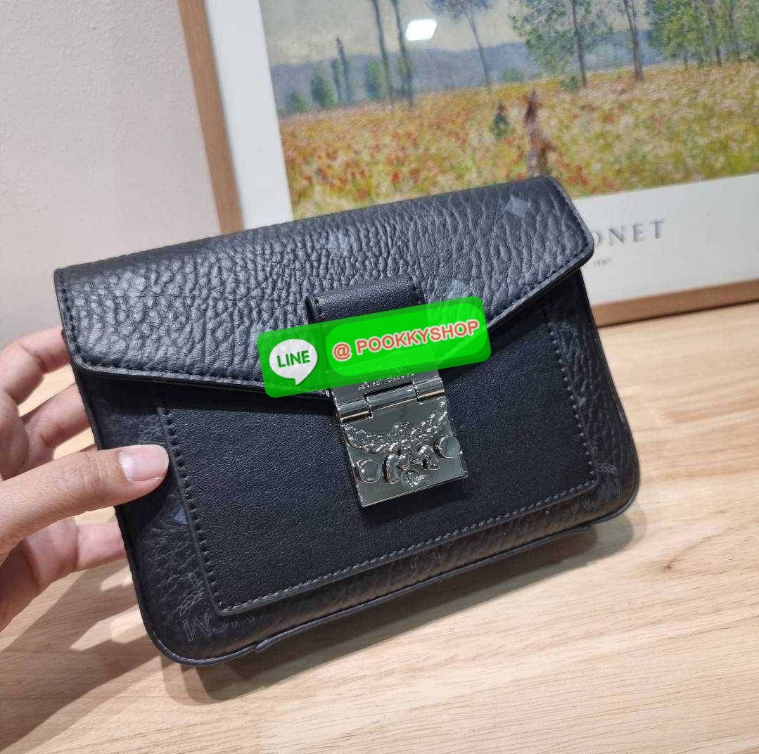 MCM SMALL MILLIE CROSSBODY IN VISETOAS กลับมาแน่นๆกับไอเท็มสุดฮิต!! ดาราเซเลปใช้กันเพียบ กระเป๋าสะพายข้าง ดีไซน์กึ่งสปอร์ต แต่แฝงความหรูในตัว ใช้งานง่ายด้วยขนาดที่พอเหมาะ และสายสะพายสปอร์ตที่สะพายคาดได้สะดวก จะสะพายข้าง สะพายแบบคาดอก ก็ดูดีไปหมด เปิด-ปิดด