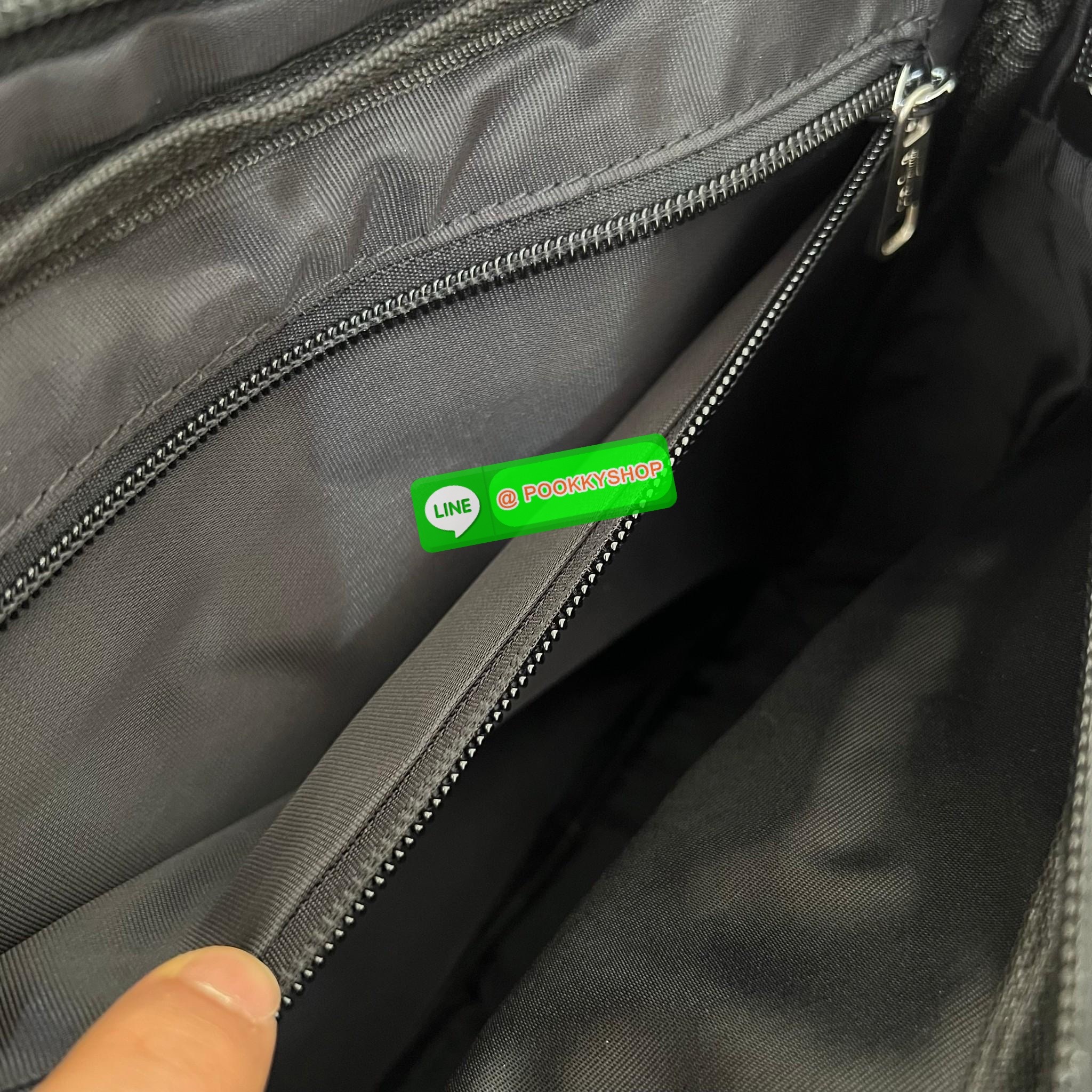 Men's L.12.12 Clipped Flap Adjustable Shoulder Strap Small Pouch วัสดุ PVC คุณภาพดีตามแบบฉบับแบรนด์ น้ำหนักเบา กันน้ำ ด้านหน้ามีโลโก้เหล็ก ฝาเปิดปิดด้วยคลิปล๊อค 2 ด้าน ช่องหลัก ด้านในมีช่องซิปพร้อมหัวซิปแบรนด์ ใส่กระเป๋าสตางค์ใบยาว ipad มือถือ ของจุก