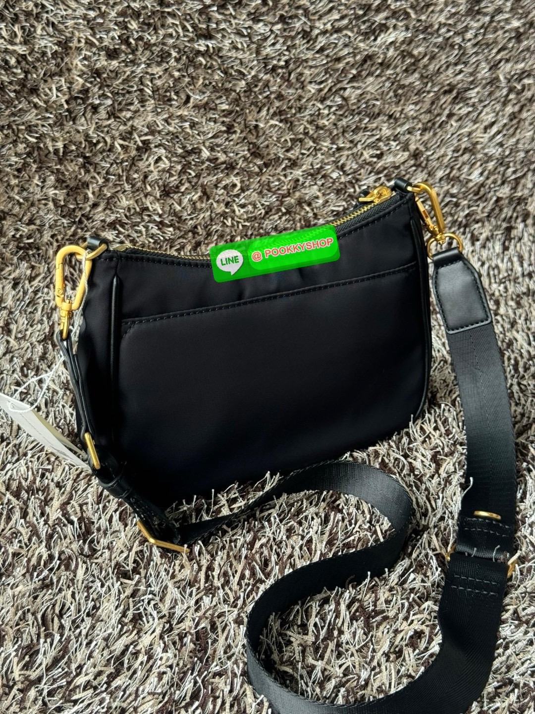 Tory burch nylon web mini hobo เป็นอีกหนึ่งตัวเลือกที่น่าสนใจสำหรับคนที่กำลังมองหากระเป๋าที่เน้นการใช้งาน ดีไซน์เรียบง่าย น้ำหนักเบา เน้นการใช้งานเป็นหลัก อีกทั้งยังมีสายสะพายแบบสปอร์ตช่วยคุณสะพายบนไหล่หรือครอสบอดี้ได้สะดวก ที่สำคัญ ผลิตจากผ้าไนลอนที่มีคว