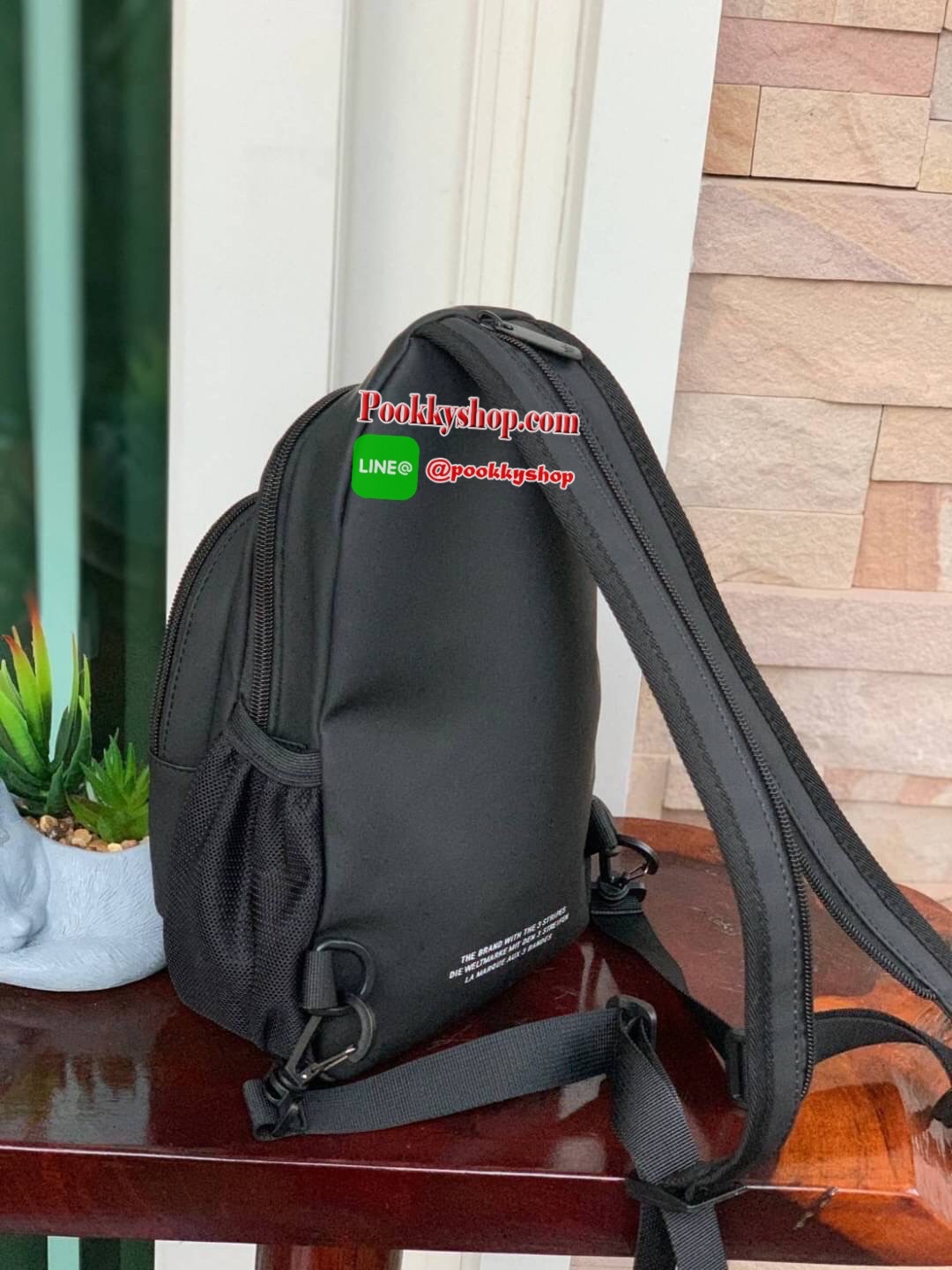 Adidas 3D Expect Originals Bag กระเป๋าสะพายคาดอก ขนาดกลาง ด้านหน้าแต่งดีเทลแบบ3D ในมีช่องแยกใส่มินิไอแพค หรือกระเป๋าสตางค์ทรงยาว มีสายสะพายที่ทันสมัยเป็นสายซิป เพราะนอกจากจะเป็นเป้สะพายแล้ว ยังสามารถนำมาสะพายไหล่ได้ มาในแบบลุคช์สไตล์ลำลองเพื่อให้คุณใช้งาน