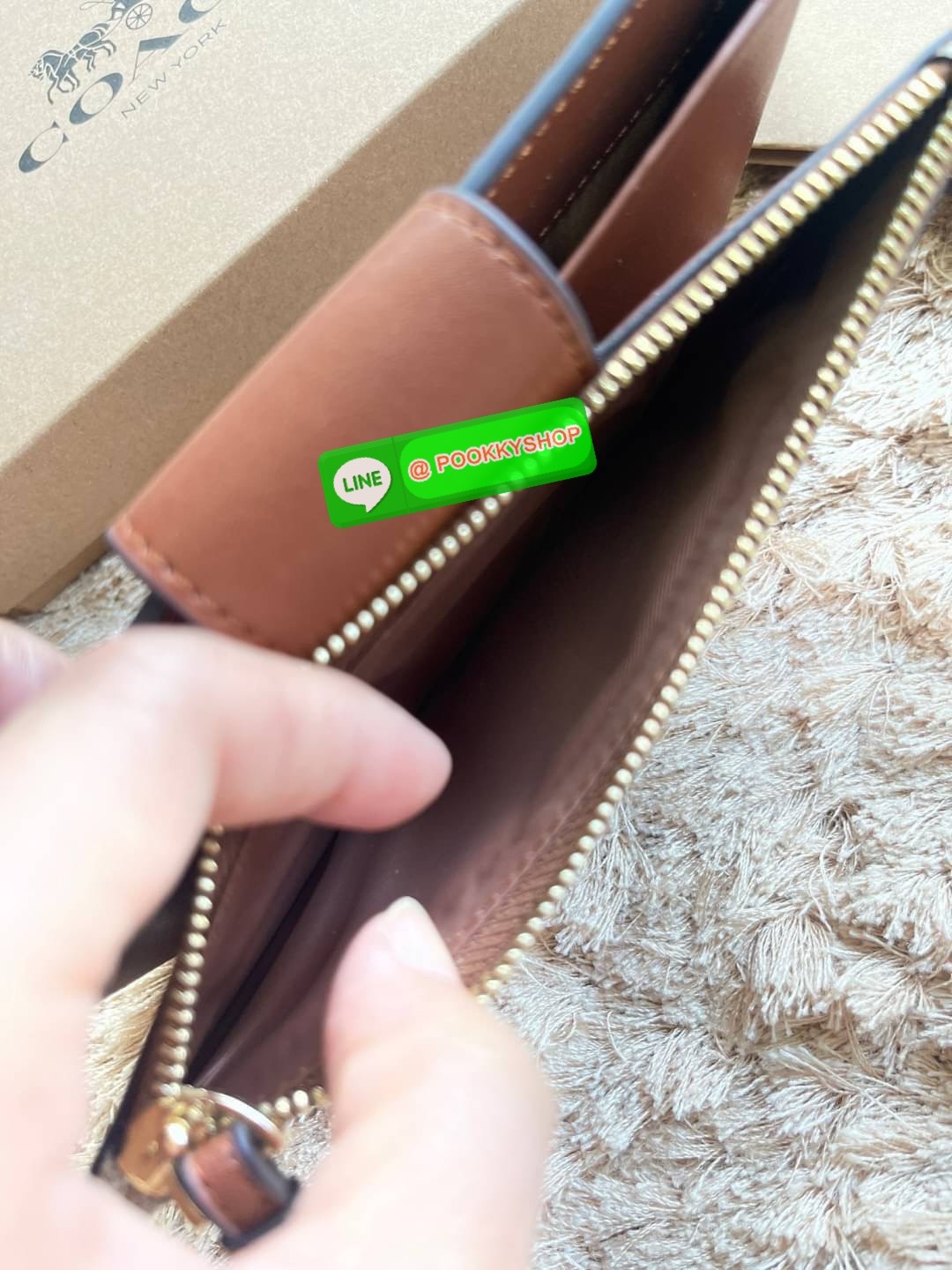 COACH TECH WALLET IN SIGNATURE CANVAS อีกหนึ่ง collection ของกระเป๋าสตางค์ที่ดีไซน์ทันสมัยให้ใช้งานได้แบบครบครัน เป็นกระเป๋าสตางค์ ที่มีช่องสำหรับใส่โทรศัพท์มือถือ ธนบัตร เหรียญ และบัตรต่าง ๆ ใช้งานแบบ2ด้าน เพิ่มความสะดวกสบายด้วยสายคล้องมือ ช่วยให้พกไปไหน