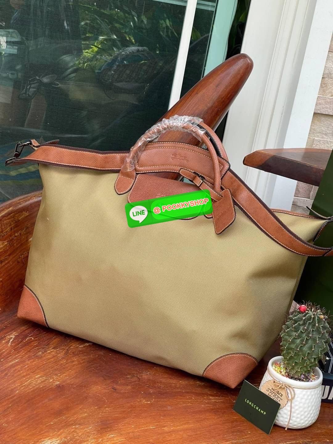 💕 LONGCHAMP BOXFORD TRAVEL BAG L กระเป๋าเดินทางขนาดใหญ่ มาพร้อมสายสะพายที่สามารถถอดได้ ให้คุณเลือกสะพายไหล่หรือถือได้ มีซิปรูดเปิดปิดกระเป๋าที่ให้คุณมั่นใจได้ว่าคุณจัดเก็บไอเท็มของคุณได้อย่างมิดชิด บ็อคฟอร์ด (BOXFORD) สะท้อนความเป็นเอกลักษณ์ของแบร