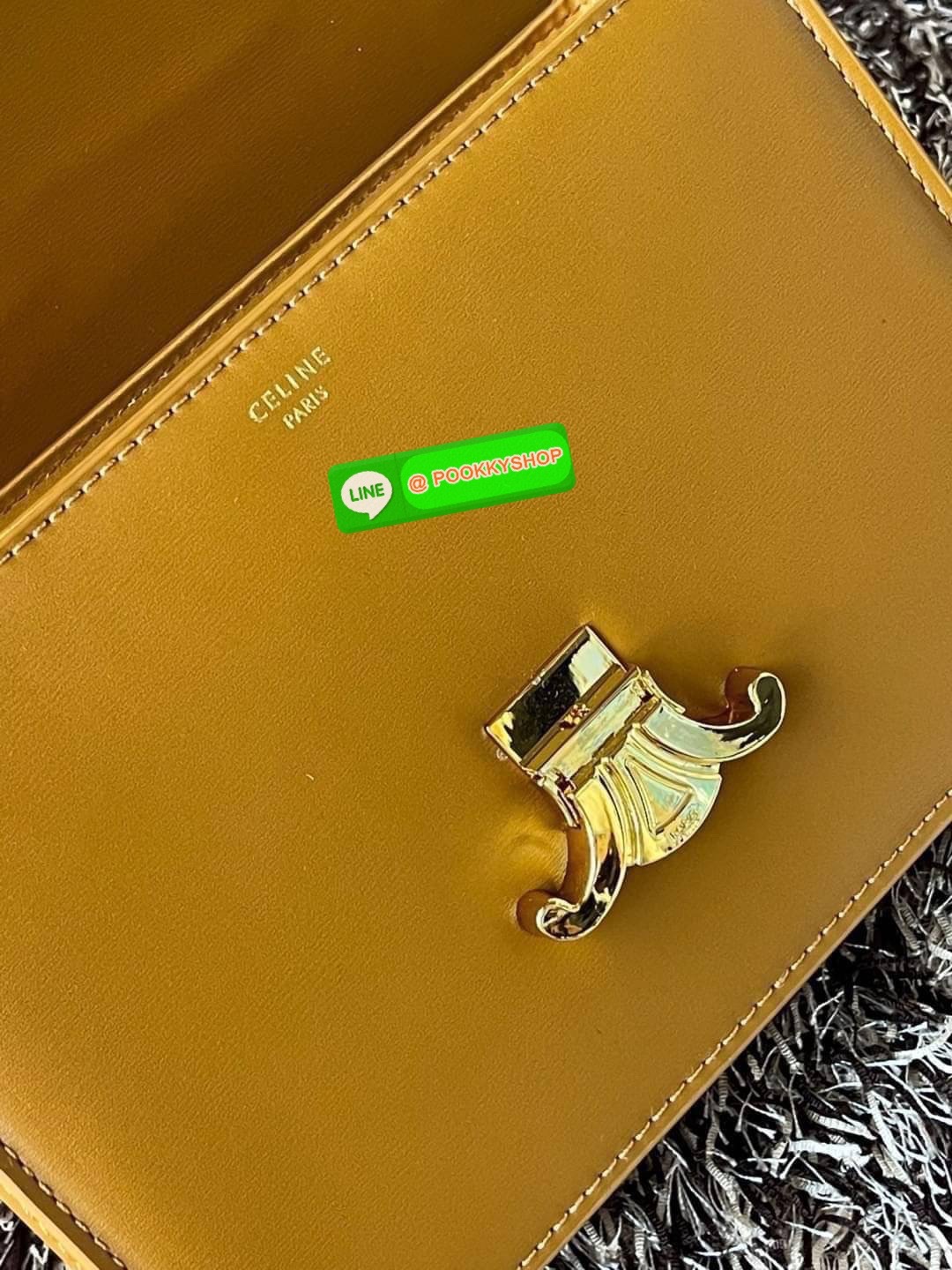 💕Celine MEDIUM TRIOMPHE BAG IN SHINY มีรูปทรงเป็นกล่องคล้ายกับกระเป๋า Classic Box แต่มีการออกแบบโลโก้ที่สะดุดตาแบบวินเทจ ด้วยดีไซน์ที่ดูโฉบเฉี่ยว แต่คงความคลาสสิคอย่างเต็มเปี่ยม ทำให้เป็นที่ดึงดูดความสนใจของสาวๆ สายสะพายสามารถปรับระดับได้ มีความคล