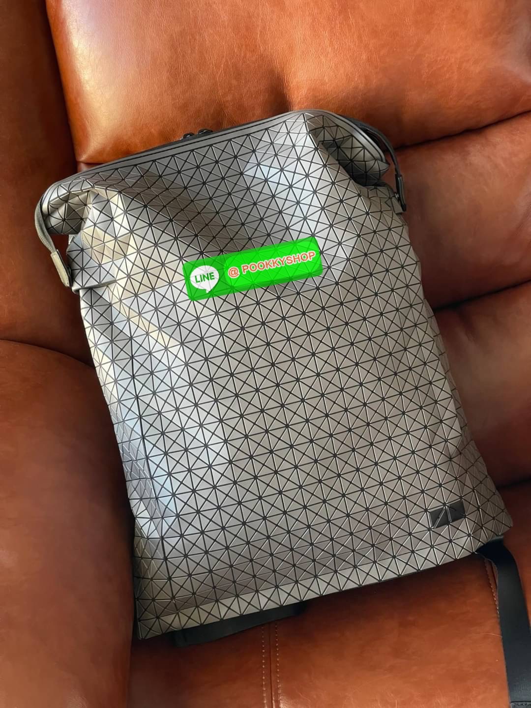 BAO BAO ISSEY MIYAKE LARGE BACKPACK ผู้ที่มักใช้งานกระเป๋าเป้ในชีวิตประจำวัน ส่วนมากจะอยู่ในวัยนักเรียน-นักศึกษาหรือวัยทำงาน ซึ่งรุ่นนี้ตอบโจทย์การใช้งานได้เป็นอย่างดี เป็นเป้ที่มีช่องสำหรับใส่สัมภาระประมาณหนึ่ง เพื่อให้สามารถจัดเก็บสิ่งของได้อย่างเป็นระเ