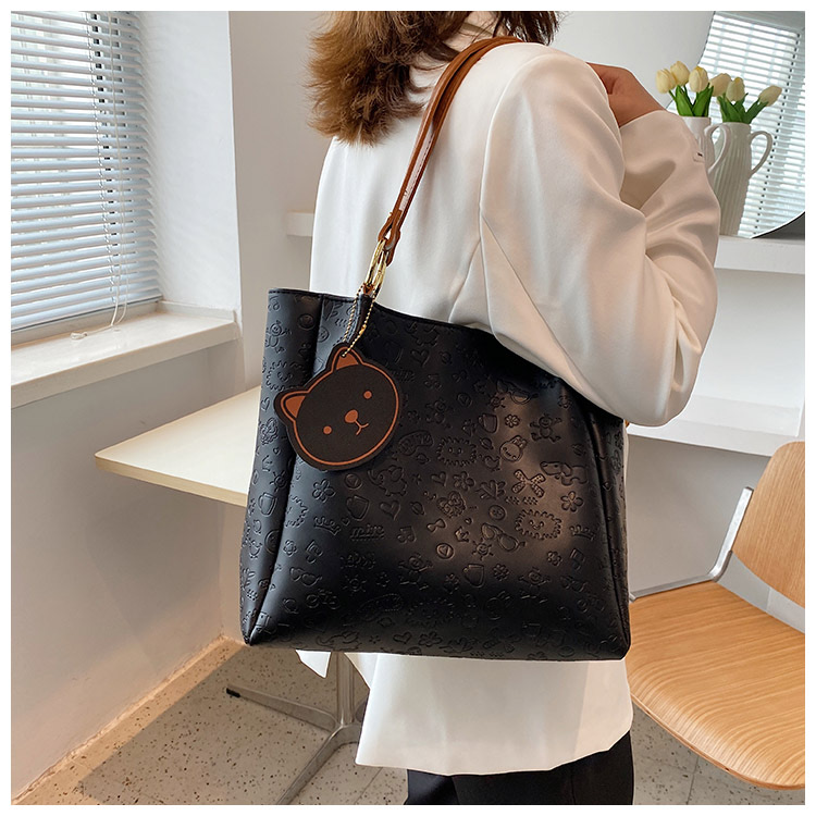 พร้อมส่ง กระเป๋าสะพายไหล่ทรง Shopping หนัง PU ปั๊มลายนูนน่ารักๆ ใบใหญ่จุของได้เยอะ มีซิปเปิดปิด แถมพวงกุญแจหมี