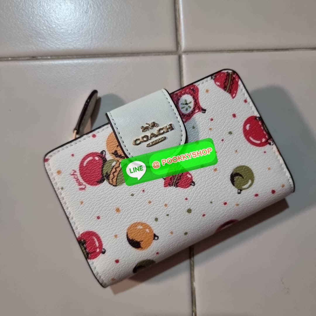 COACH C7413 MEDIUM CORNER ZIP WALLET WITH ORNAMENT PRINT คอลเลคชั่นใหม่ กระเป๋าสตางค์ใบกลาง ดีไซน์ใหม่ สุดหรู คละลายพริ้นท์เต็มใบ น่าใช้ไปอีก วัสดุหนังแคนวาสเคลือบลาย ภายในมีช่องใส่บัตร ใส่ธนบัตรได้ครบ และมีช่องซิปแยก ใบจริงสวยมากๆ แนะนำจ้า ราคาสุดคุ้มครบ