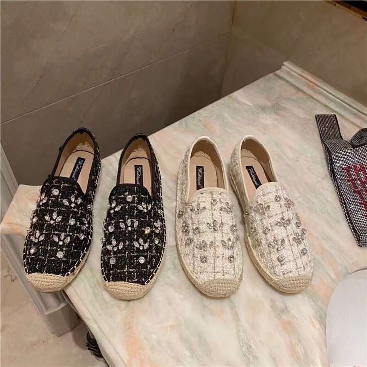 พร้อมส่งคะ Slip on shoe งาน slip on signature ของทางร้าน ผ้ายีนเกร๋ๆ สวยยืน1 🥇มาแล้วจ้าทรงสวยอย่างดี👍 งานเกร๋เรียบหรูดูแพง 👑ตัวนี้ห้ามพลาด🥳ใส่สบายจะแมตช์กับกางเกง👖หรือกระโปรง👗ก็ได้ค่ะ แม่ค้าคอนเฟริม ห้ามพลาด
