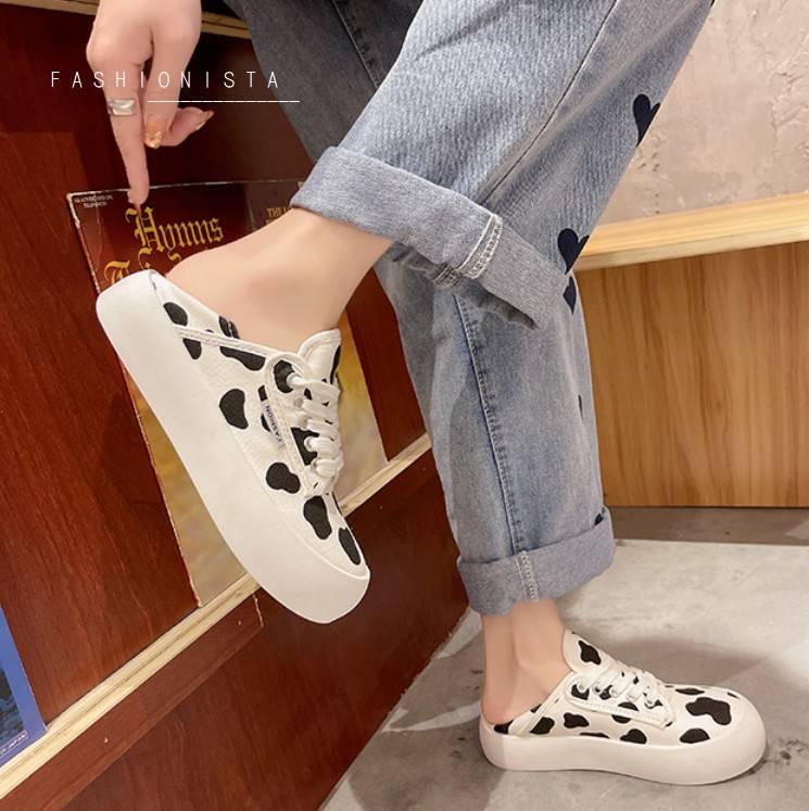 🐄🐮 💕ITEM SO CUTE💕 🐮🐄 สินค้ามาใหม่ พร้อมส่งค่ะ รองเท้าผ้าใบผูกเชือกสไตล์ญี่ปุ่น วัสดุผ้าแคนวาสเนื้อหนานุ่มลายวัวน้อยน่ารัก ดีไซน์เก๋ทรงพับส้นได้ พื้นขนมปังหนา 3.5 c.m. ใส่สบายไม่บีบหน้าเท้า งานตอกตาไก่แน่น ใช