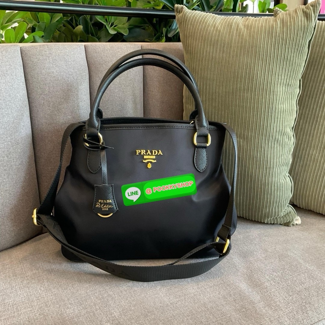 ✨ NEW ARRIVALS!! เข้าใหม่กับกระเป๋าถือ ทรงยอดฮิตจากแบรนด์ PRADA อะไหล่ทองทั้งใบ วัสดุทำจากผ้า NYLON ด้านในเปิดปิดด้วยซิป มีช่องซิปช่องแยกและช่องใหญ่ แบ่งเก็บของได้เป็นสัดส่วน ขนาดกำลังดี ใส่ของได้หลากหลาย ใส่กระเป๋าสตางค์ยาวด้านข้างมีกระดุมสามารถปร