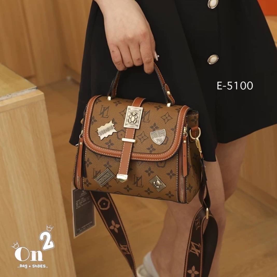 กระเป๋าสะพายข้างทรงแมสเซนเจอร์ เปิดหน้าอะไหล่ทอง มาพร้อมกระเป๋าใส่สายสะพายยาวถอดออกถือได้ พร้อมส่ง ค่ะ