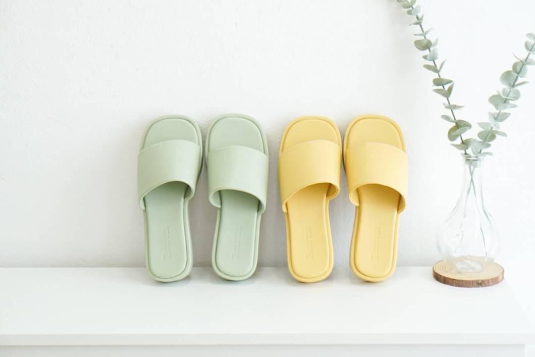 เปิดตัวน้องใหม่ รุ่นมัฟฟิน~ รองเท้างานคุณภาพ นุ่ม น้ำหนักเบา ใส่สบายสุดๆ ตัวส้นหนา1นิ้ว พื้นด้านล่างเป็นผิวลายมะกรูดกันลื่นอย่างดี งานหนังนุ่มมากๆ รับประกันความสบายค๊า