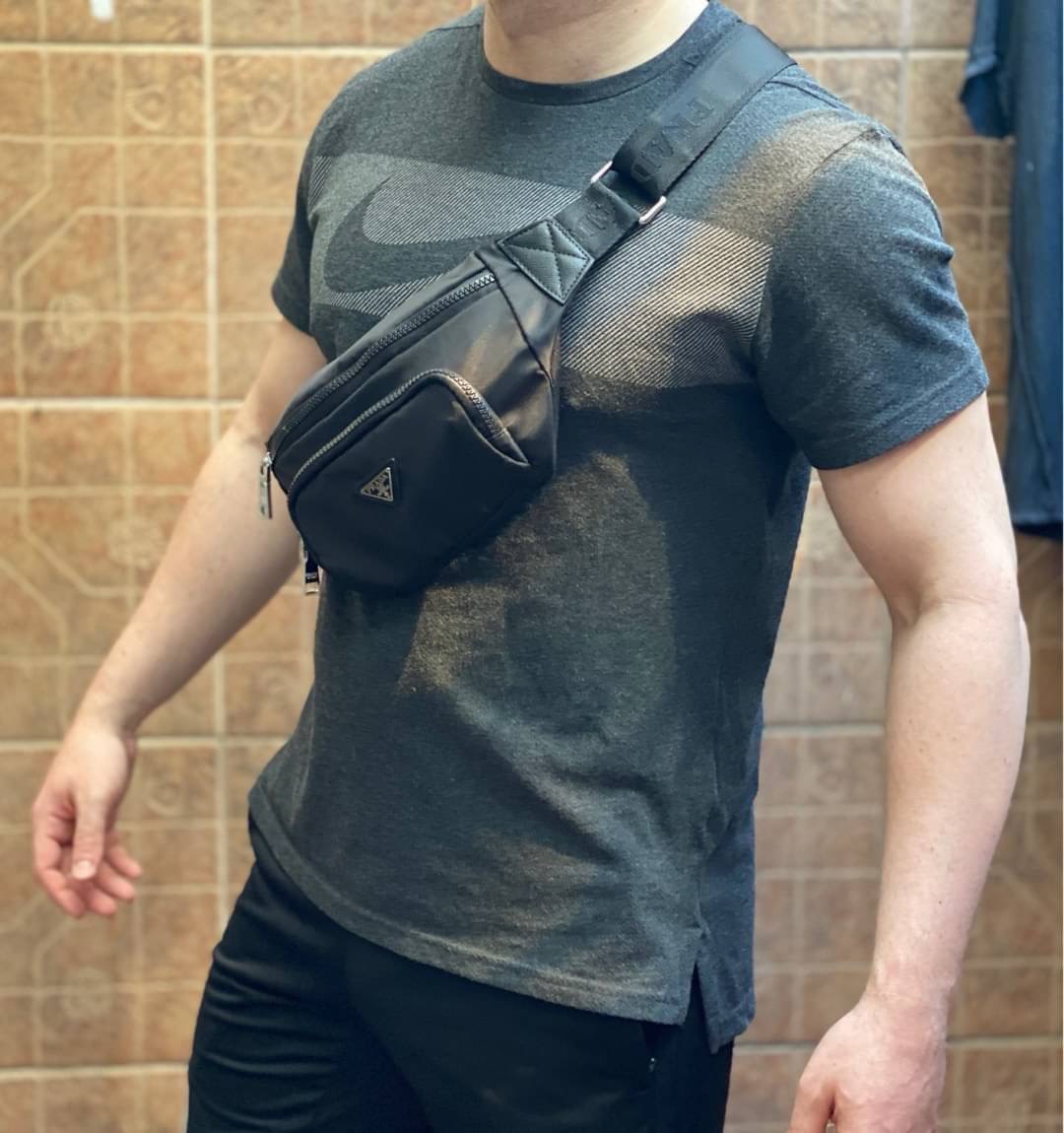 พร้อมส่งค้าา กระเป๋าคาดอก จากแบรนด์ Prada วัสดุทำจากผ้าNylon อย่างหน้า อยู่ทรงสวยเลยคะ ขนาดกะทัดรัด ใส่มือถือ บัตรเครดิต ได้เหลือๆ ด้านหน้ามีช่องซิปแยกให้คะ ด้านในบุผ้าลายแบรนด์อย่างดี มีป้ายโลหะแบรนด์ พร้อมช่องใส่ของแยกอีกด้วยคะ อะไหล่เงินทั้งใบ รุ่นนี้แ