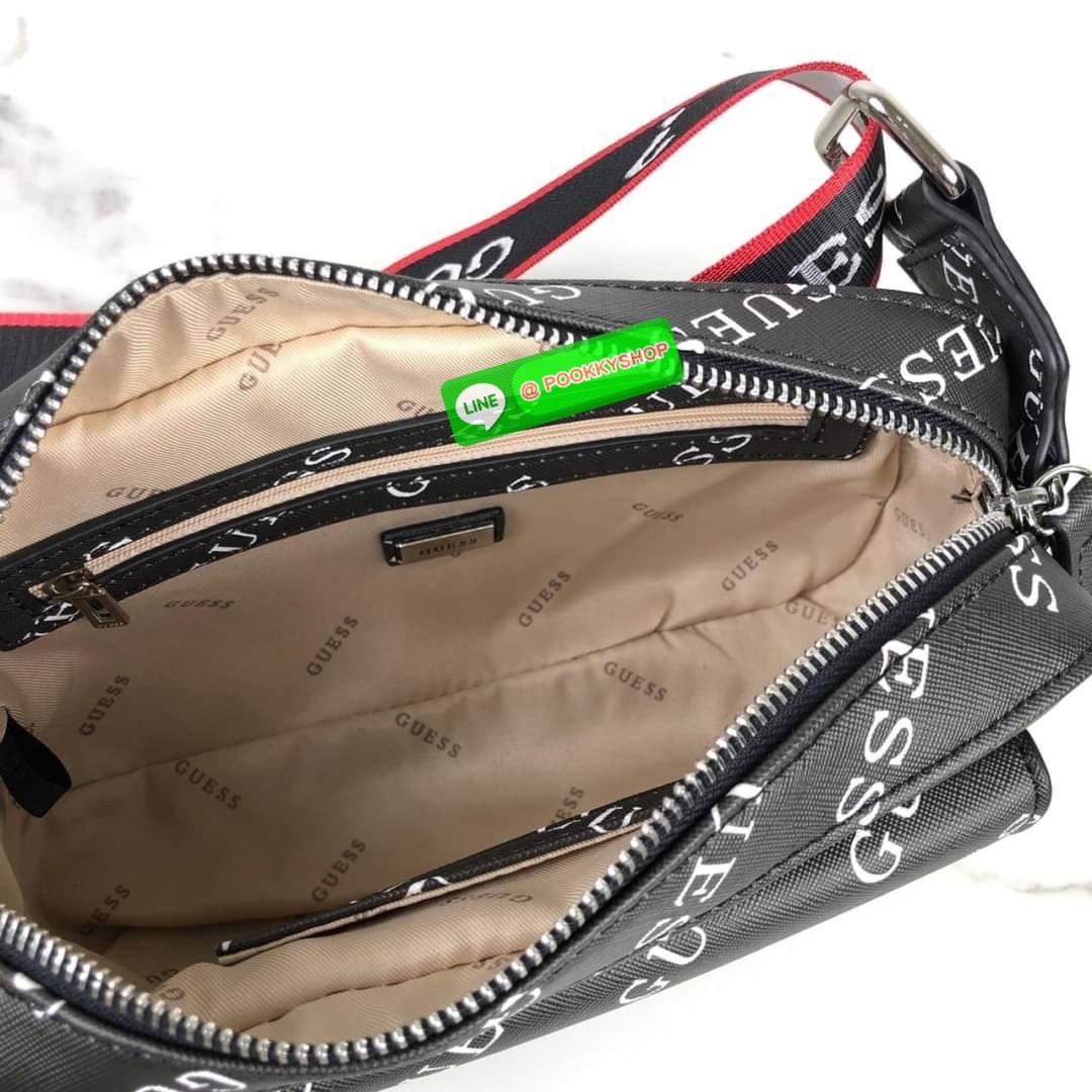 กระเป๋าสะพาย GUESS ด้านหน้าเปิด - ปิดกระเป๋าด้วยกระดุมแม่เหล็ก มีช่องใส่ของ 1 ช่อง ด้านบนเปิด - ปิดด้วยช่องซิป ภายในโล่ง มีช่องเล็กใส่ของ 2 ช่อง และมีช่องซิป 1 ช่อง มาพร้อมสายสะพาย สามารถถอดและปรับได้ Free Size ค่ะ