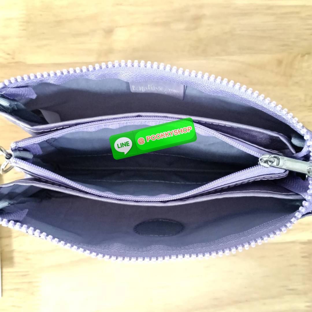 Kipling Creativity Large Pouch วัสดุ Nylon 100% กระเป๋าคล้องมือขนาดพอเหมาะ 7.25 นิ้ว พกพาสะดวก เปิด-ปิดด้วยซิปเดียวใช้งานง่าย ด้านในมีช่องกว้าง 2 ช่องและช่องซิปเล็กตรงกลางอีก 1ช่อง ใช้งานได้สะดวก สามารถใส่มือถือ 7.5 นิ้วได้ กุญแจรถ ธนบัตรได้ ล็อตนี้มาพร้อ