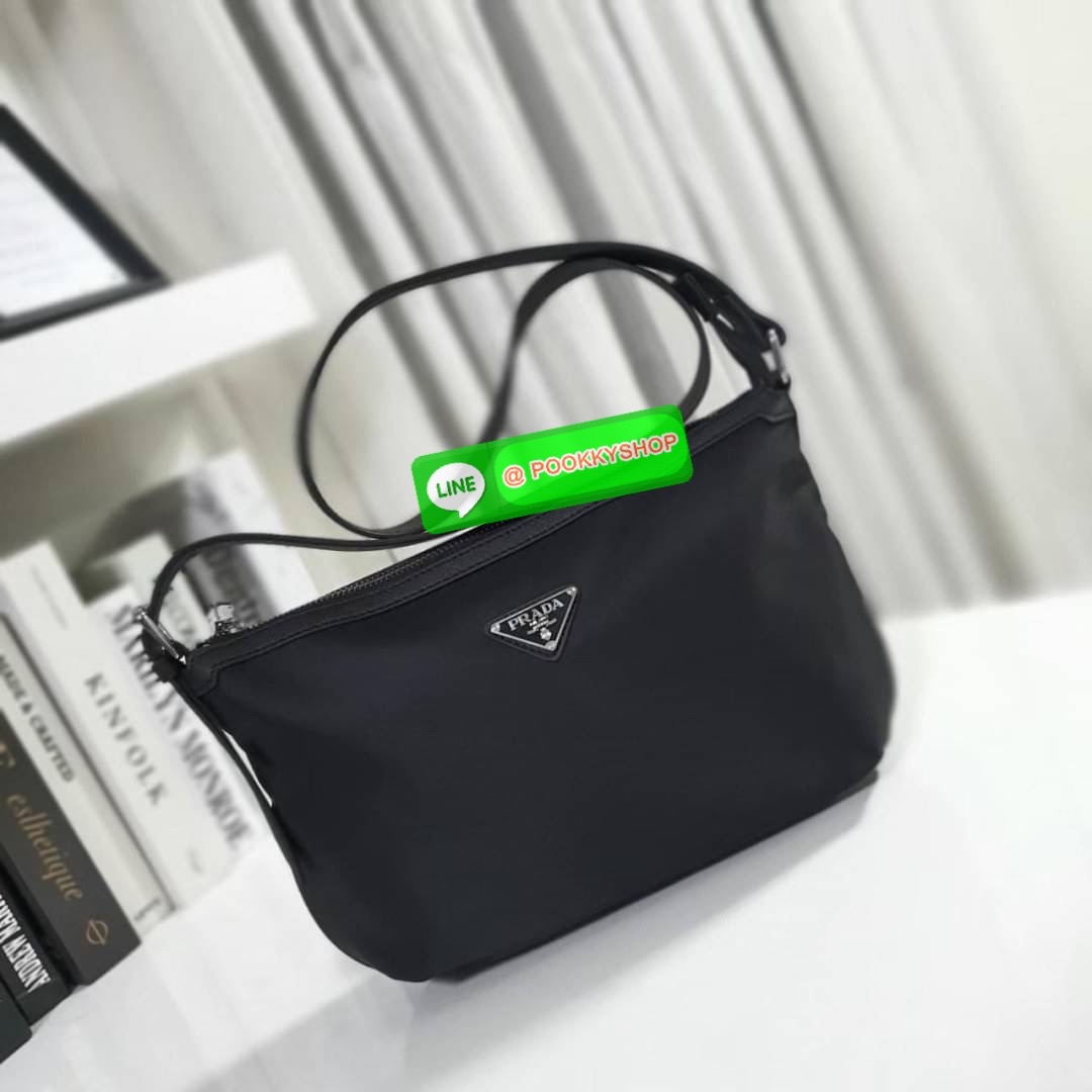 Best Seller! จากงานพรีเมี่ยมกิ้ฟ จากเคาเตอร์ต่างประเทศ จากแบรนด์ PRADA ค่า เป็น กระเป๋าผ้าไนล่อน ตามแบบฉบับของแบรนด์ เลิศมาก สะพายเป็น shoulder bag หรือ Crossbody ก็ได้คะ ขนาดกำลังดีคะ ตัวกระเป๋าเบามาก เปิดปิดด้วยซิปรูดด้านมีช่องซิปแยกใส่ของ สามารถใส่มือถ