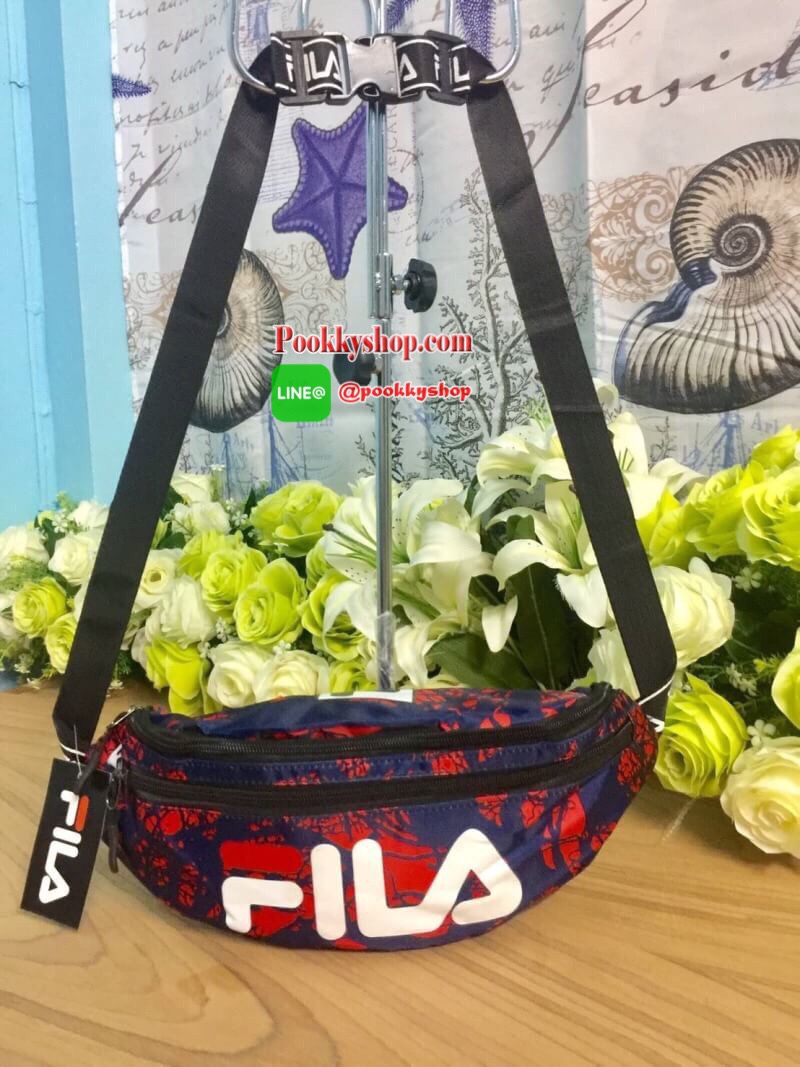 FILA Waist Bag.. รับซัมเมอร์ด้วยลวดลายเกร๋ๆ กระเป๋าคาดอกคาดเอว FILA แบรนด์ฮิตที่ไม่เคยตกเทรน มาให้สะพายกันก่อนใคร ด้วยดีไซต์ลวดลายที่แมทกันอย่างลงตัว ด้านหน้าสกรีนแบรนด์ วัสดุNYLON 100% เคลื่อบเงาอีก 1 ชั้น กันน้ำได้ในระดับหนึ่ง.. เปิดปิดด้วยซิปยาว จุของไ