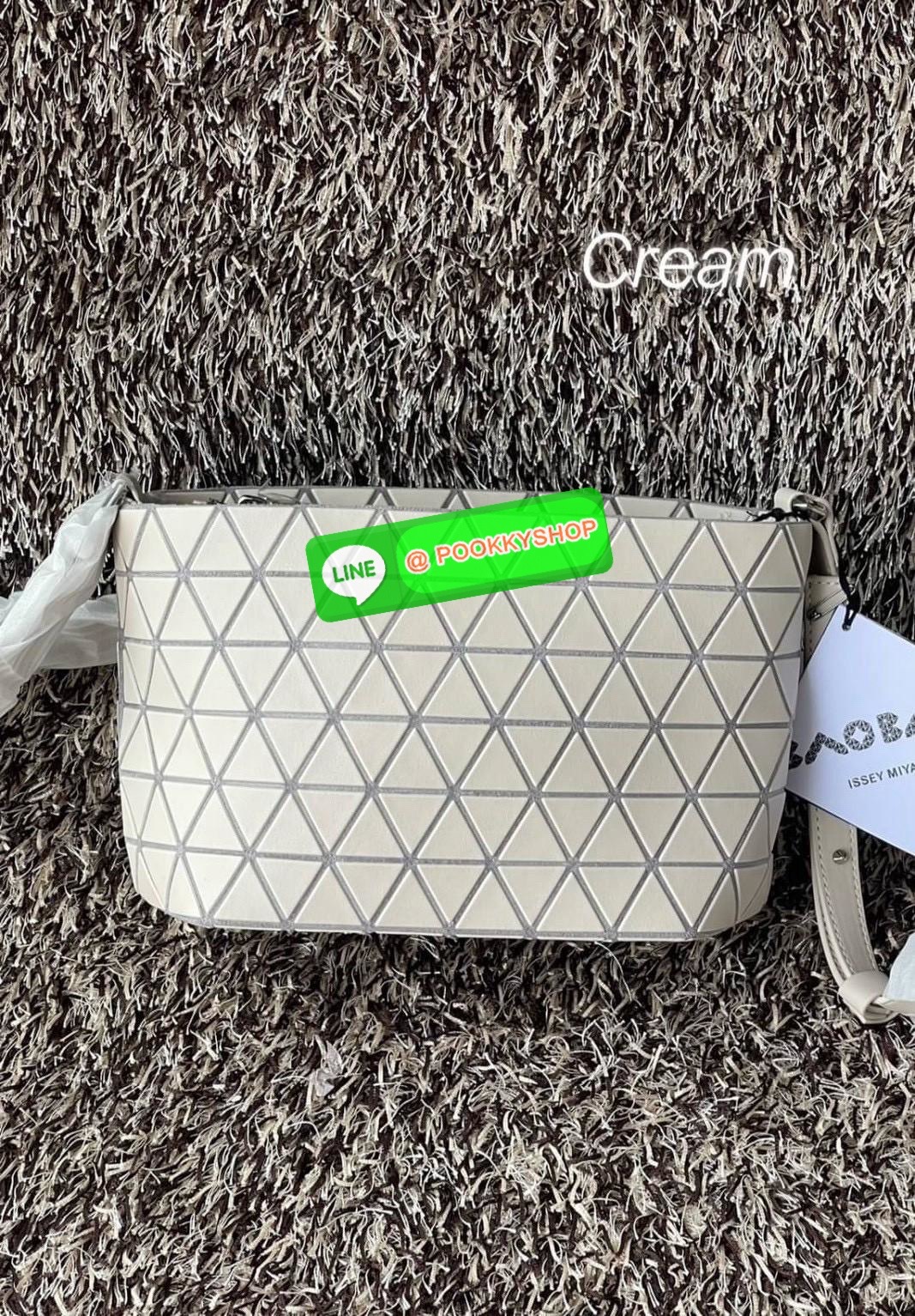 💕 BAO BAO ISSEY MIYAKE Crystal Shoulder Bag งานดีไซน์ที่ดูเรียบง่ายทั้งรูปแบบการใช้งาน มีช่องเปิดปิดแบบซิปเพื่อให้คุณพกพาของมีค่าได้อย่างสบายใจป้องกันสิ่งของตกหล่น ทั้งตัวเพลตสามเหลี่ยมและสายกระเป๋าหนัง สวยแบบคูลๆ ทั้งยังดูแลรักษาง่าย น้ำหนักเบา เ