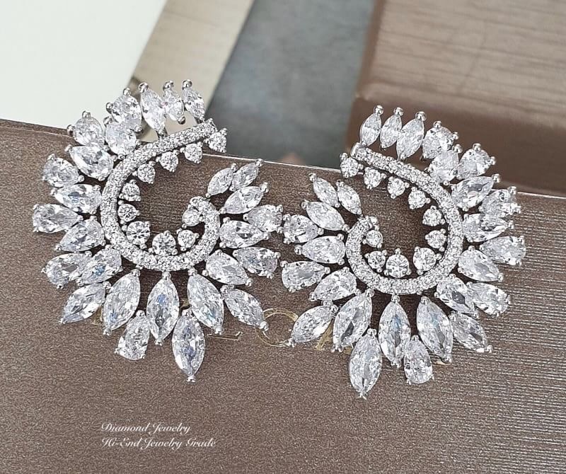 New Arrival !!!!!! Chopard Earring ต่างหูเพชร Chopard งานสวยมากกกกกก งานเพชร CZ แท้ เพชรมาคีสวยวิ้งกระจุยกระจายค่ะ ใช้แม่พิมต้นฉบับ งานเลอค่า ใส่ได้ตลอด ของจิงดูหรูดูแพงมากๆค่ะ ควรมีไว้ติดบ้านเลยนะสาวๆ