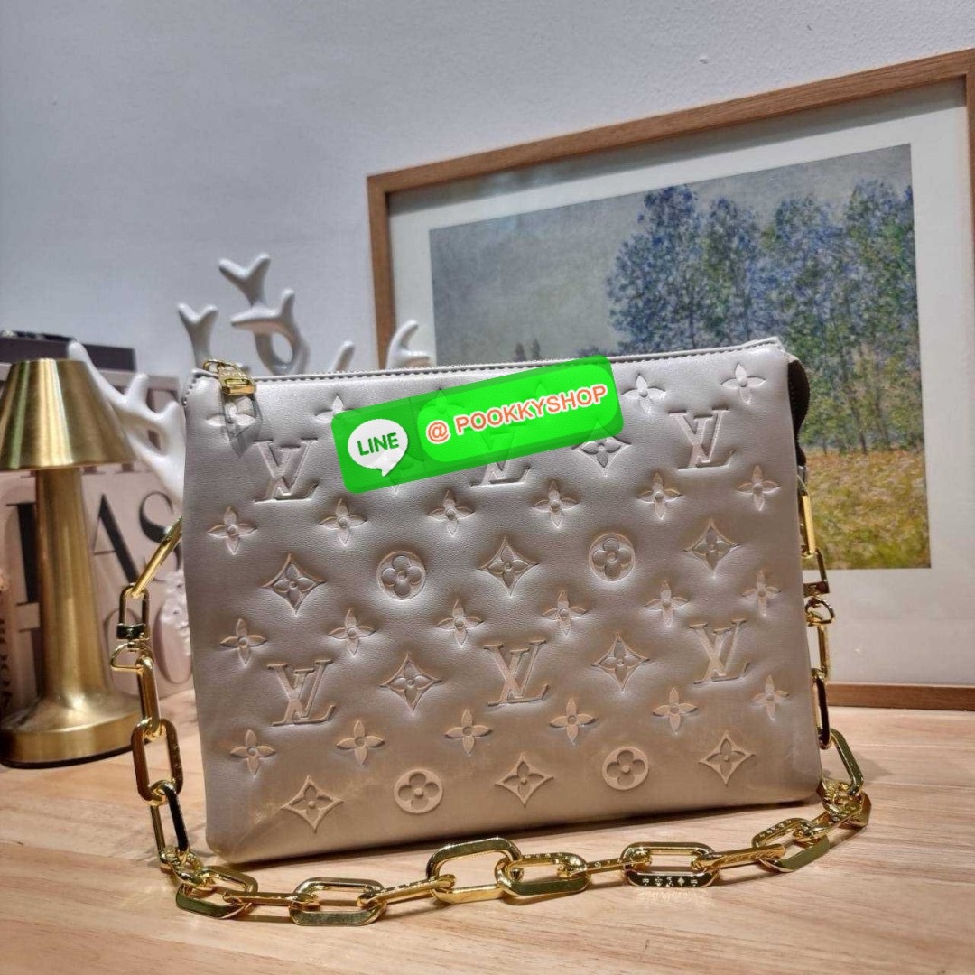 LV coussin pm bag 🔆 Details กระเป๋าสะพายกึ่งคลัชท์ สุดล้ำ ดีไซน์ใหม่ สีลิมิเต็ด ล่าสุดจากเคาน์เตอร์ duty free มาแรงมาก ด้วยความสวยปังตั้งแต่แรกเห็น มาพร้อมสาย 2 เส้น สวยลัคชูแบบสับๆ มีสายโซ่ที่มีดีเทลละเอียดไม่ซ้ำ และสายสปอร์ตครอสบอดี้ ที่จะคล้องไ