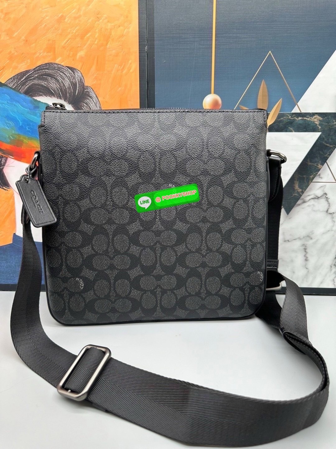 🎒 Coach CR747 – Houston Flight Bag in Signature Canvas เท่ เนี้ยบ พร้อมลุยในทุกวัน กับทรง Messenger ที่ใช้งานง่ายที่สุด 🖤 รุ่นนี้เท่มาก! สะพายแล้วหล่อขึ้นอีก 3 ระดับ Coach CR747 – Houston Flight Bag รุ่นขายดีสาย Messenger สะพายข้างได้พอดีต