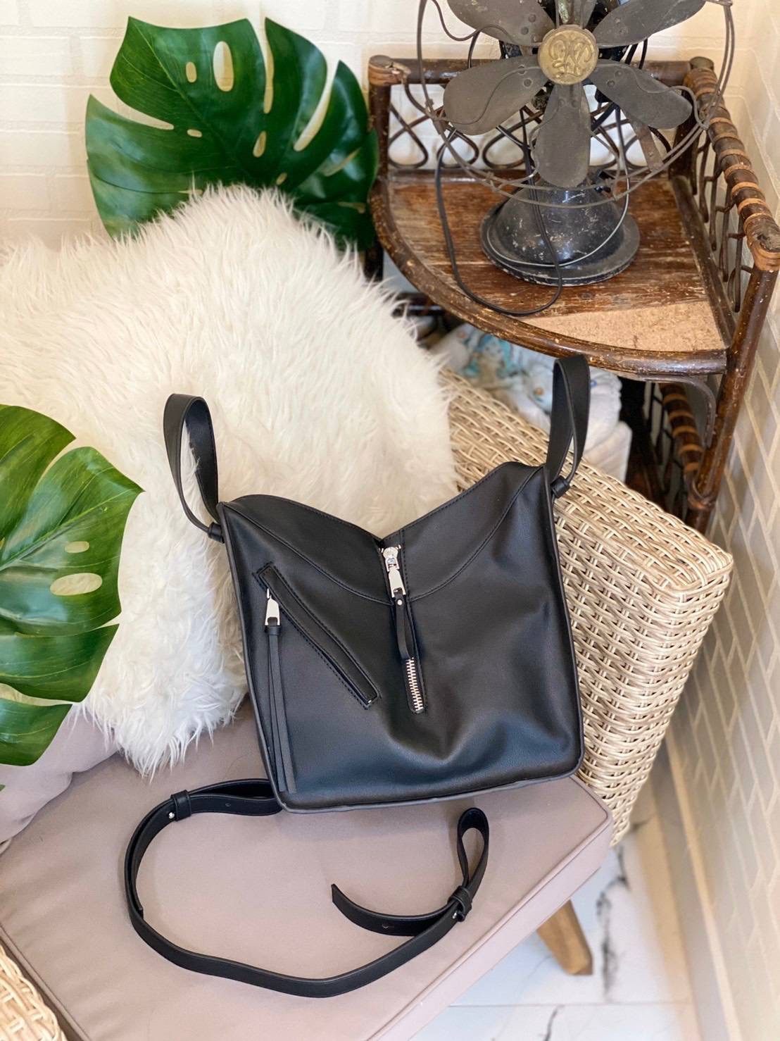 พร้อมส่งค่า 💕Hammock 💕 สิ้นสุดการรอคอย สำหรับรุ่นที่ทุกคนถามหาเยอะที่สุด การันตรีงานคุณภาพ ใช้เวลาผลิตนานสุดถึง 4 เดือน ตอนนี้พร้อมส่งเเล้วค่า Hammock size 30 cm รอบนี้เป็นงานสั่งผลิต งานเนี้ยบ ตัวหนังสวยมากกกก PU premium อย่างดี มีความหนา