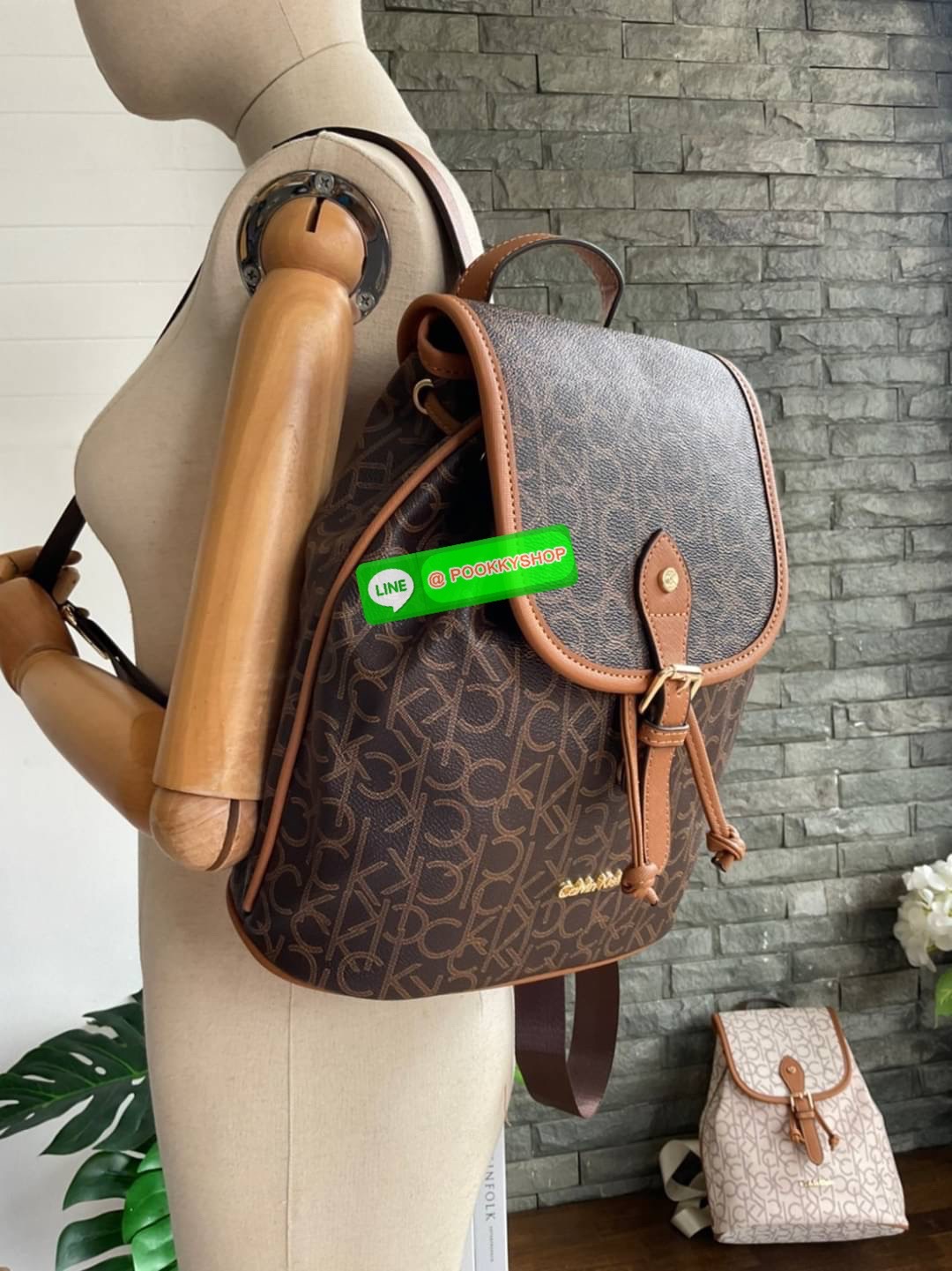 Calvin Klein Monogram Backpack Must Have!! 💕เป็นอีกหนึ่งรุ่นของมันต้องมี สวยหรูดูแพงมาก สำหรับรุ่นนี้ และมีฟังชั่นช่องการใช้งานที่น่าใช้ที่สุด!!! 💕 กระเป๋าสะพายเป้รุ่นใหม่ชนช้อป รุ่นยอดนิยม วัสดุ PVC คุณภาพดี หนังนิ่มสวย ฐานกระเป๋าแข็ง ตั้