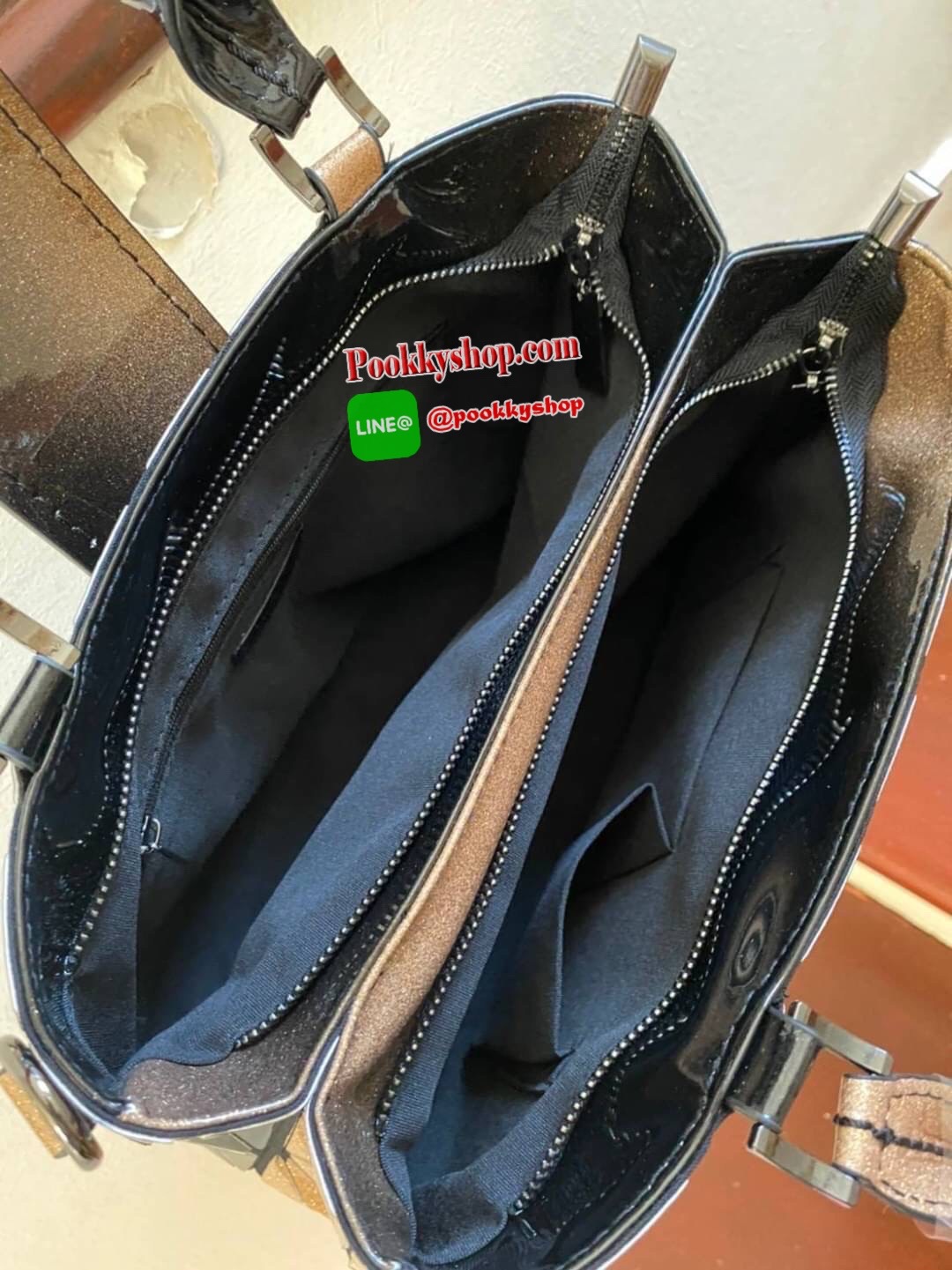 รุ่นขายดีทรงสวย หายากมาเพิ่มแล้วค่ะ!! Mix shade colors !! Tone Black xPeach Limited พิเศษที่ สวยไม่ซ้ำใคร แถมยังลาย หายาก ทรง Handbag น่ารักมาก ค่า ( เนื่องจากสีเฟด ดังนั้นแต่ละใบลายสีอาจจะมีความแตกต่างกัน ) แต่ยังคงสวย แน่นอนค่า ฟรี พวงกุญแจปอมๆ มูลค่า 4