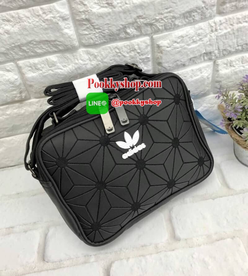 New!!! Adidas shoulder bag พร้อมส่ง กระเป๋าสะพายข้างแนว sport วัสดุด้านหน้าเนื้อ matte ผสมหนังนิ่มค่ะ น้ำหนักเบา ด้านหน้าติดโลโก้แบรนด์ เปิดปิดกระเป๋าแบบซิป ภายในโล่ง ใส่ของจุพอประมาณเลยค่ะ มีช่องซิปหนึ่งช่อง ด้านหลังมีช่องซิปยาวให้ใส่ของได้ด้วยนะคะ สายสะ