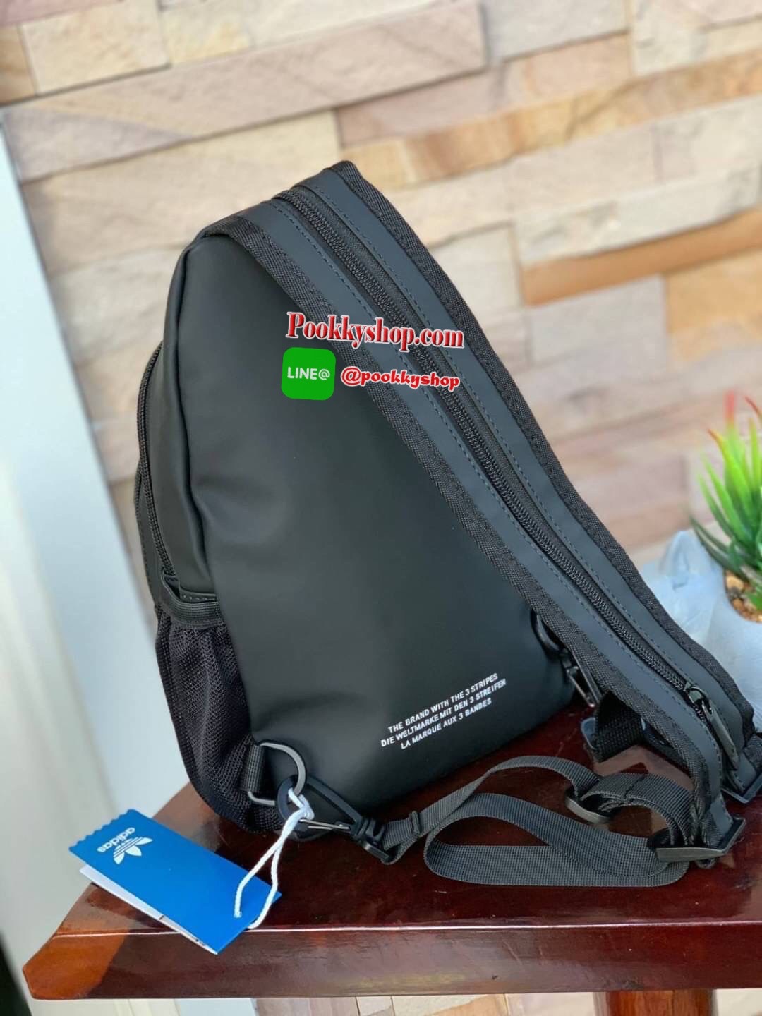 Adidas 3D Expect Originals Bag กระเป๋าสะพายคาดอก ขนาดกลาง ด้านหน้าแต่งดีเทลแบบ3D ในมีช่องแยกใส่มินิไอแพค หรือกระเป๋าสตางค์ทรงยาว มีสายสะพายที่ทันสมัยเป็นสายซิป เพราะนอกจากจะเป็นเป้สะพายแล้ว ยังสามารถนำมาสะพายไหล่ได้ มาในแบบลุคช์สไตล์ลำลองเพื่อให้คุณใช้งาน