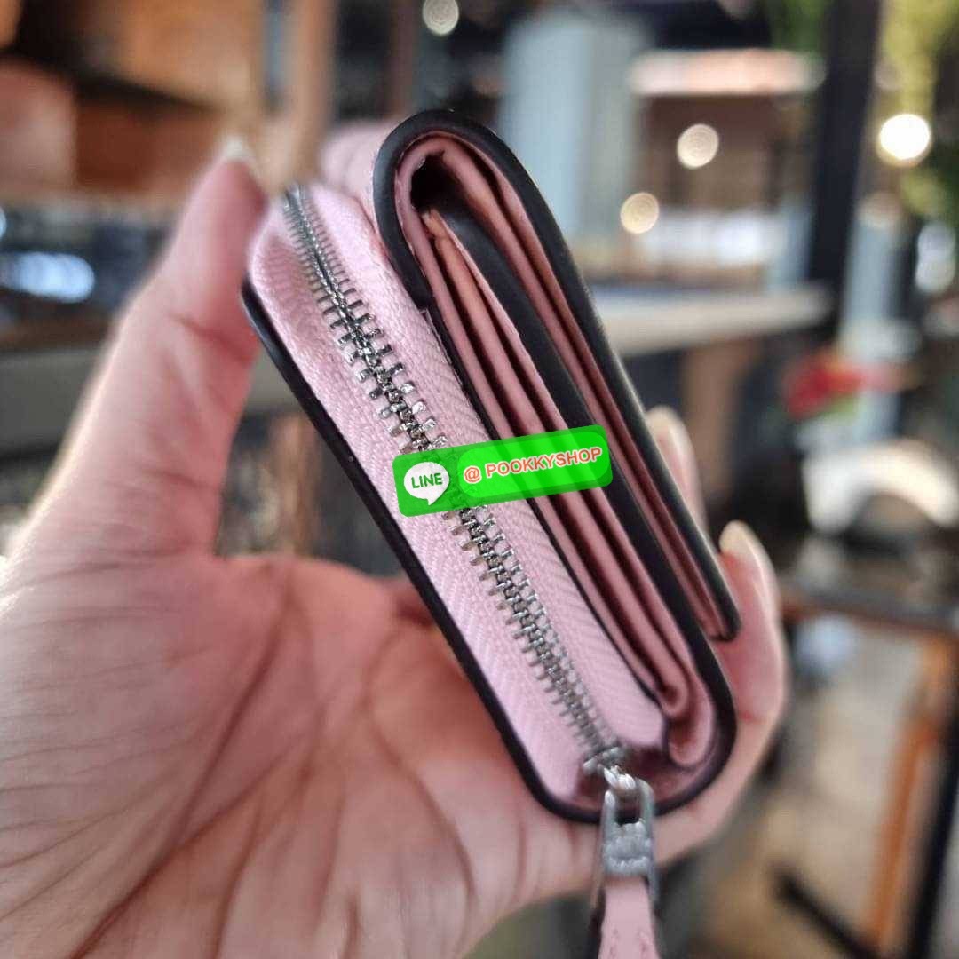 COACH 7331 SMALL TRIFOLD WALLET IN SIGNATURE CANVAS สวยคลาสสิค พกพาง่าย ใบเล็กน่ารักน่าใช้ ต้องยกให้ใบนี้จ้า ตอบโจทย์คนชอบพกน้อยที่สุด!! กระเป๋าสตางค์ใบสั้นหนังแคนวาสเคลือบคุณภาพดี ภายในเป็นหนังแท้ ใส่บัตร ใส่ธนบัตรได้ทุกชนิด มีช่องซิปแยก ใบเดียวใบนี้คือเ