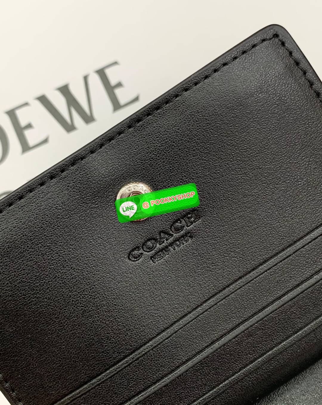 COACH SNAP WALLET ((8704//6941)) 🌍พร้อมส่ง ห้ามพลาด ก่อนหมดค่ะ! ✔️กระเป๋าเงินใบสั้น หนังแท้ แต่ละสีปริ้นลายได้สวยงาม แตกต่างกันไปค่ะ ✔️เปิด-ปิดกระเป๋าแบบกระดุม ภายในมีช่องใส่ธนบัตรตามยาว และช่องเสียบบัตร5ช่อง//มีช่องซิปแยกฝั่งห้อยด้ว