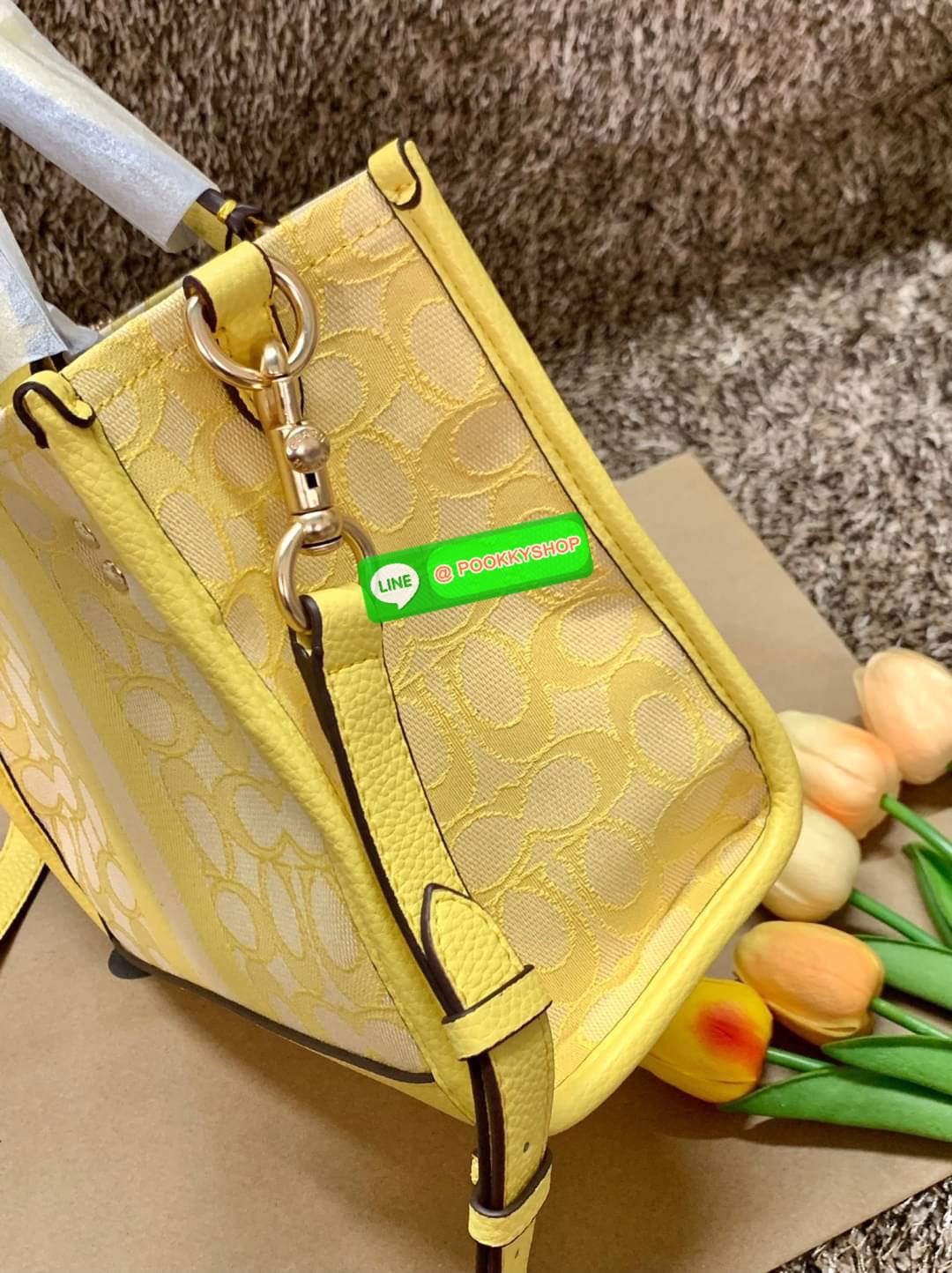 COACH DEMSEY TOTE IN SIGNATURE JACQUARD WITH COACH PAT ((C8417//C5115)) พร้อมส่งที่ไทย ห้ามพลาด สีน้องสวยมากๆค่ะ กระเป๋าทรงTote ขนาดพอดีลำตัว ใช้วันไหนๆก็เหมาะมากค่ะ วัสดุJacquard ทอลายแบรนด์ ตัดขอบหนังแท้ สวยงามมากๆค่ะ ด้านหน้าจะมีป้ายวงกลมโลโก้แบรนด์อัน