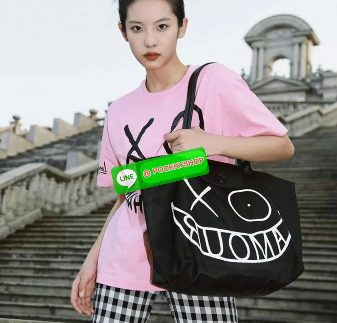 ð Longchamp x AndrÃĐ Le Pliage Large Shoulder Bag āļāļāļĨāđāļĨāļāļāļąāđāļāļŠāļļāļāļāļīāđāļĻāļĐāļāļēāļāļĨāļāļāļāļāļāļāđ âLongchamp & AndrÃĐâ āļāļĩāđāļĄāļĩāļĻāļīāļĨāļāļīāļāļāļĢāļēāļāļīāļāļĩāđāļāļ·āđāļāļāļąāļ āļāļąāļāđāļāļĢ āļāļēāđāļĢāļ§āļē (Mr. AndrÃĐ Saraiva) āđāļāđāļēāļāļāļāļāļēāđāļĢāļāđāļāļāļĢāđāļāļēāļĢāđāļāļđāļāļŠāļļāļāļĢāđāļēāđāļĢāļīāļāļāļĒāđāļēāļ âāļĄāļīāļŠāđāļāļāļĢāđāđāļ (Mr. A)â āļĄāļēāļĢāđāļ§āļĄāļāļāļāđāļāļāļāļĢāļ°āđāļāđāļēāļāļāļĨāđāļĨāļāļ