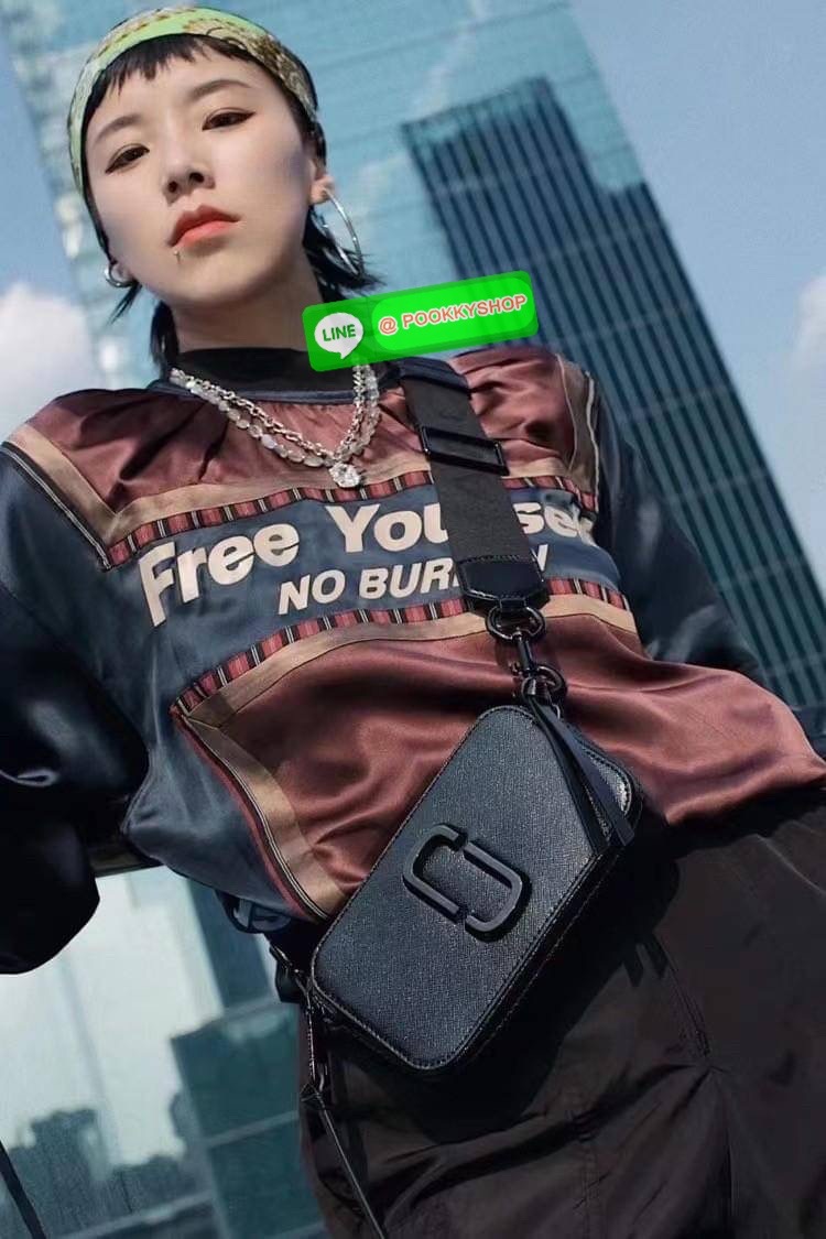 March Jacop Snapshot MJ Cross Body Bag กระเป๋าสะพายข้าง วัสดุหนัง Saffiano ด้านหน้าประดับด้วยโลโก้ J อันเป็นสัญลักษณ์ของแบรนด์ อะไหล่ทองหรูหรา มาพร้อมสายสะพายโลโก้แบบปรับได้ แบ่งเป็น2ช่องซิป ใบนี้คือเรียบหรูแต่ดูดีมาก ไม่ควรพลาดเลยค่า